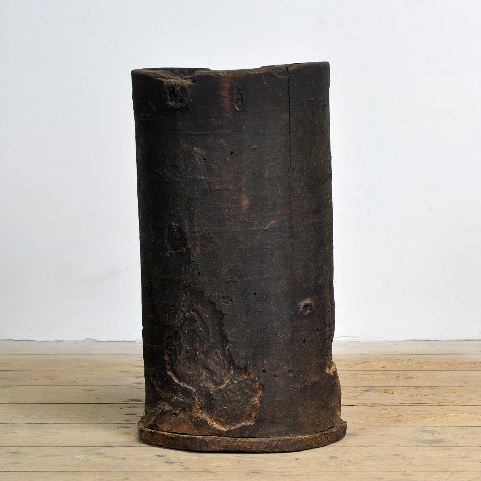 Primitives Lagerfass aus einem Karpatenbaumstamm, das zur Lagerung von Getreide etc.etc. verwendet wurde. Der Baumstamm wird von Hand ausgehöhlt. Ein schönes Objekt, das sich als großer Pflanzkübel eignet. Hergestellt aus Hartholz. Um 1900.