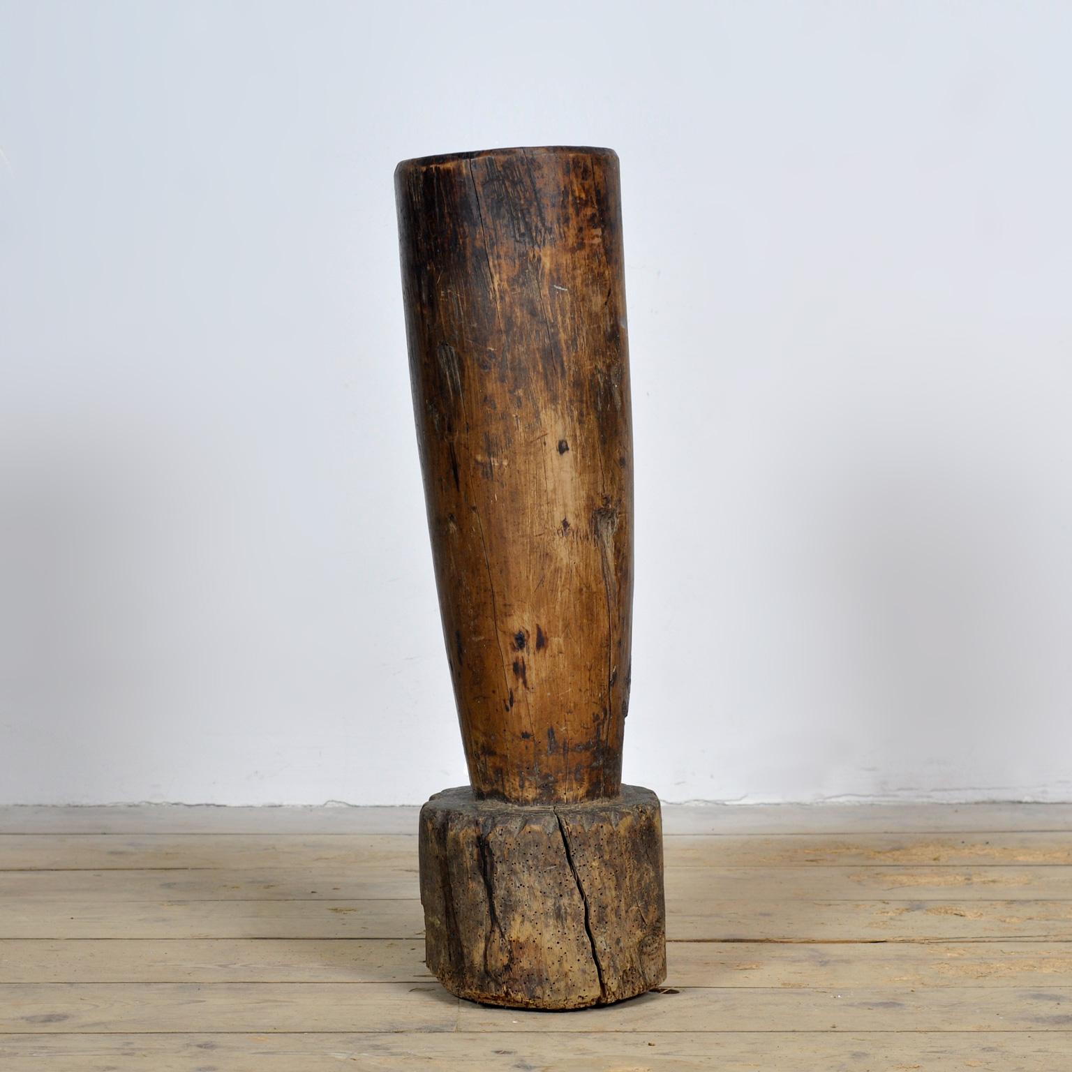 Primitives Lagerfass aus einem Karpatenbaumstamm, das zur Lagerung von Getreide etc.etc. verwendet wurde. Der Baumstamm wird von Hand ausgehöhlt. Ein schönes Objekt, das als Vase verwendet werden kann. Hergestellt aus Hartholz. Um 1900.