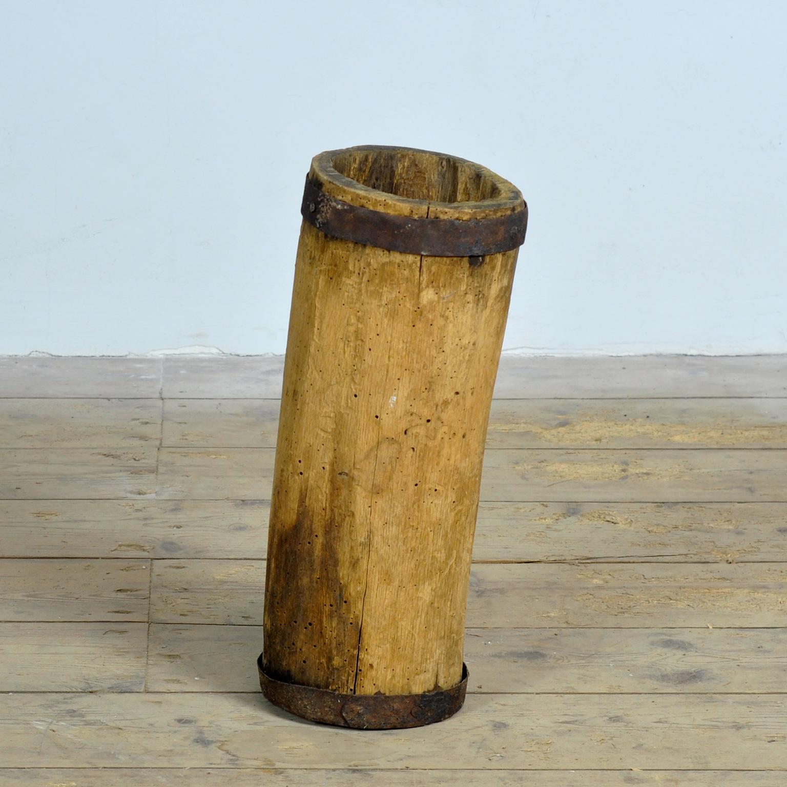 Ein primitives Vorratsgefäß aus einem Karpatenbaumstamm, das zur Lagerung von Getreide etc.etc. verwendet wurde. Der Baumstamm wird von Hand ausgehöhlt. Ein schönes Objekt, das als Vase verwendet werden kann. Der Artikel ist mit zwei Eisenringen