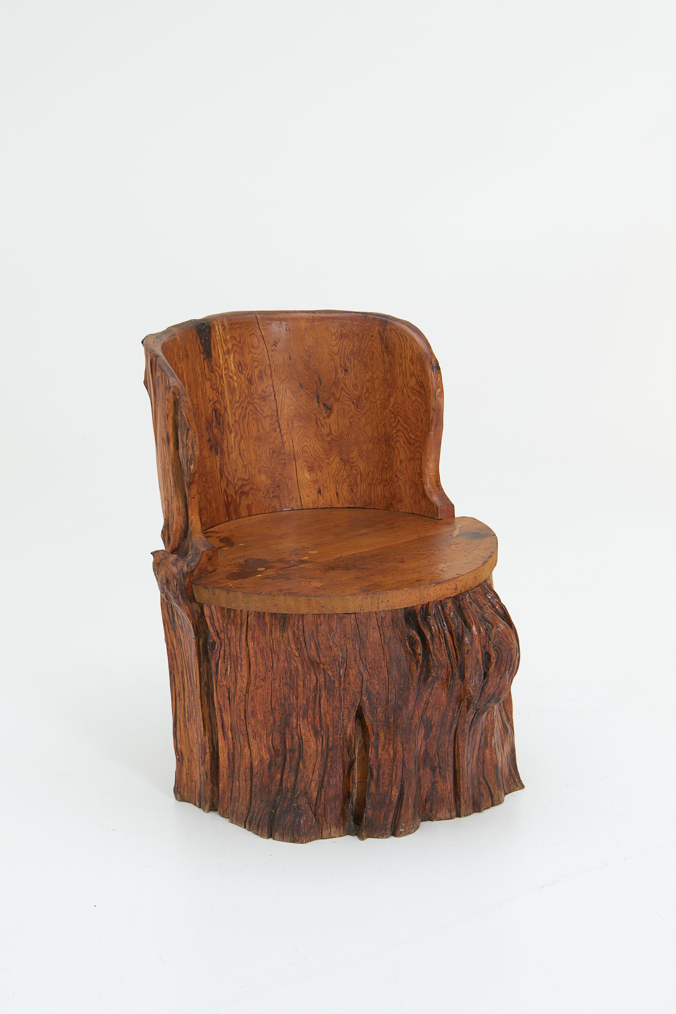 With its rough bark, this beautiful chair is a robust yet elegant version of a Swedish tree stump or kubb chair made of pine wood. This typical folk art chair has aged beautifully. It's a wonderful piece of Scandinavian rural heritage from the early