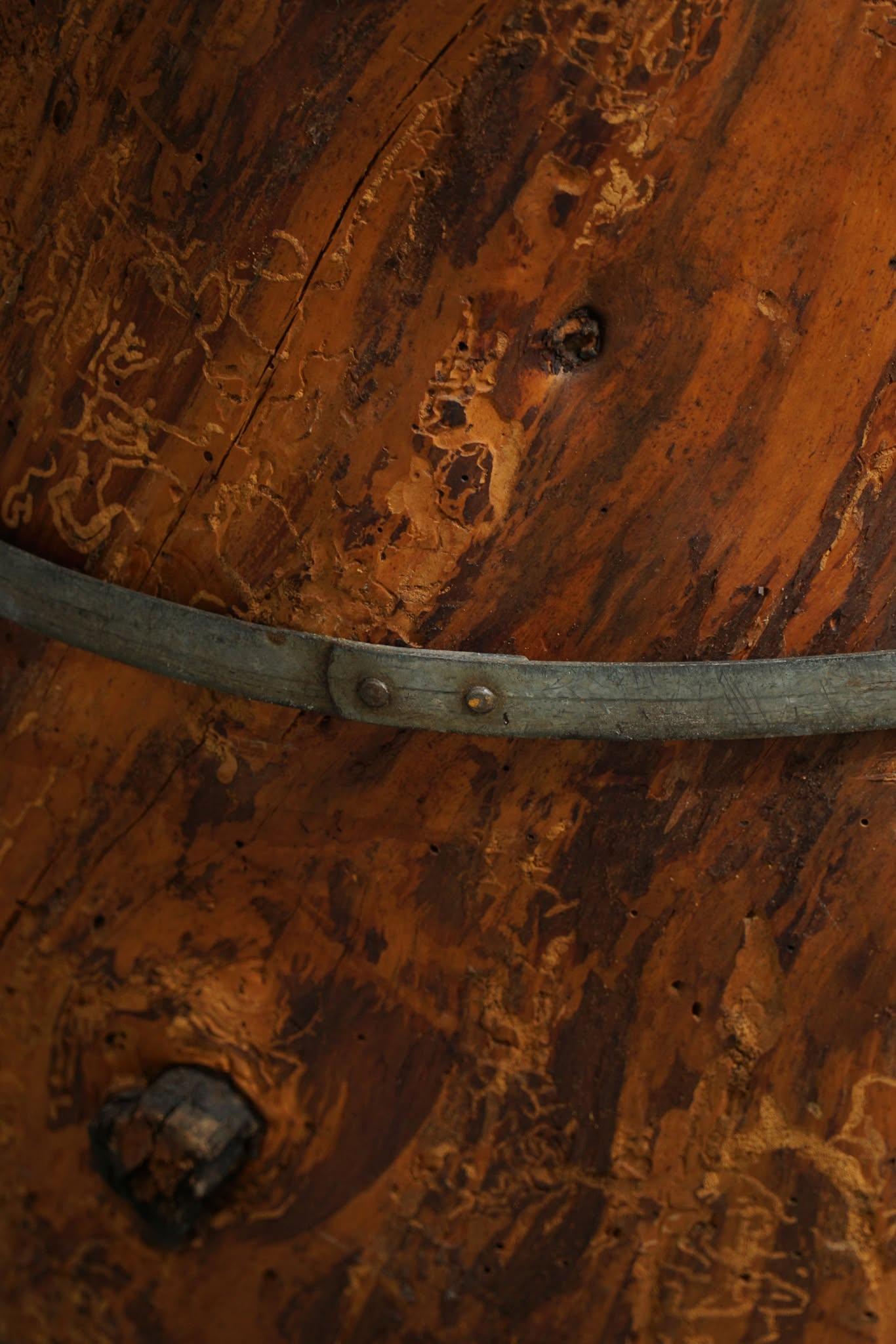 Sedia primitiva in legno di pino, intagliata a mano, moderna svedese, Wabi Sabi, anni '1900 in vendita 3