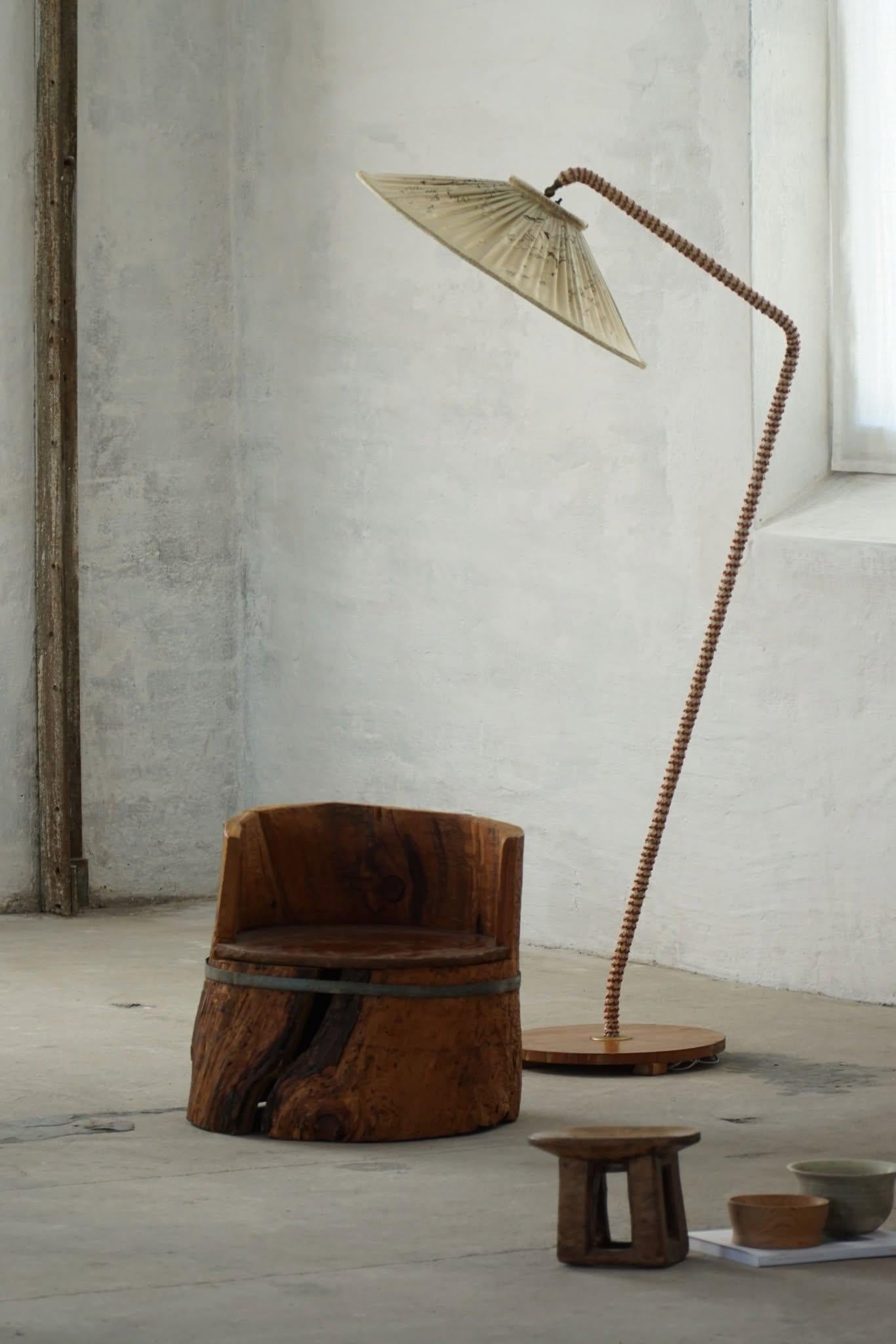 Sedia primitiva in legno di pino, intagliata a mano, moderna svedese, Wabi Sabi, anni '1900 in vendita 7