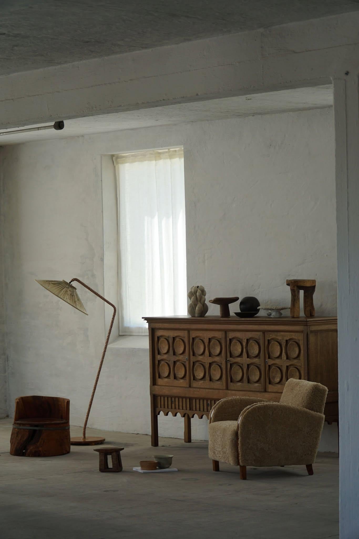 Sedia primitiva in legno di pino, intagliata a mano, moderna svedese, Wabi Sabi, anni '1900 in vendita 8