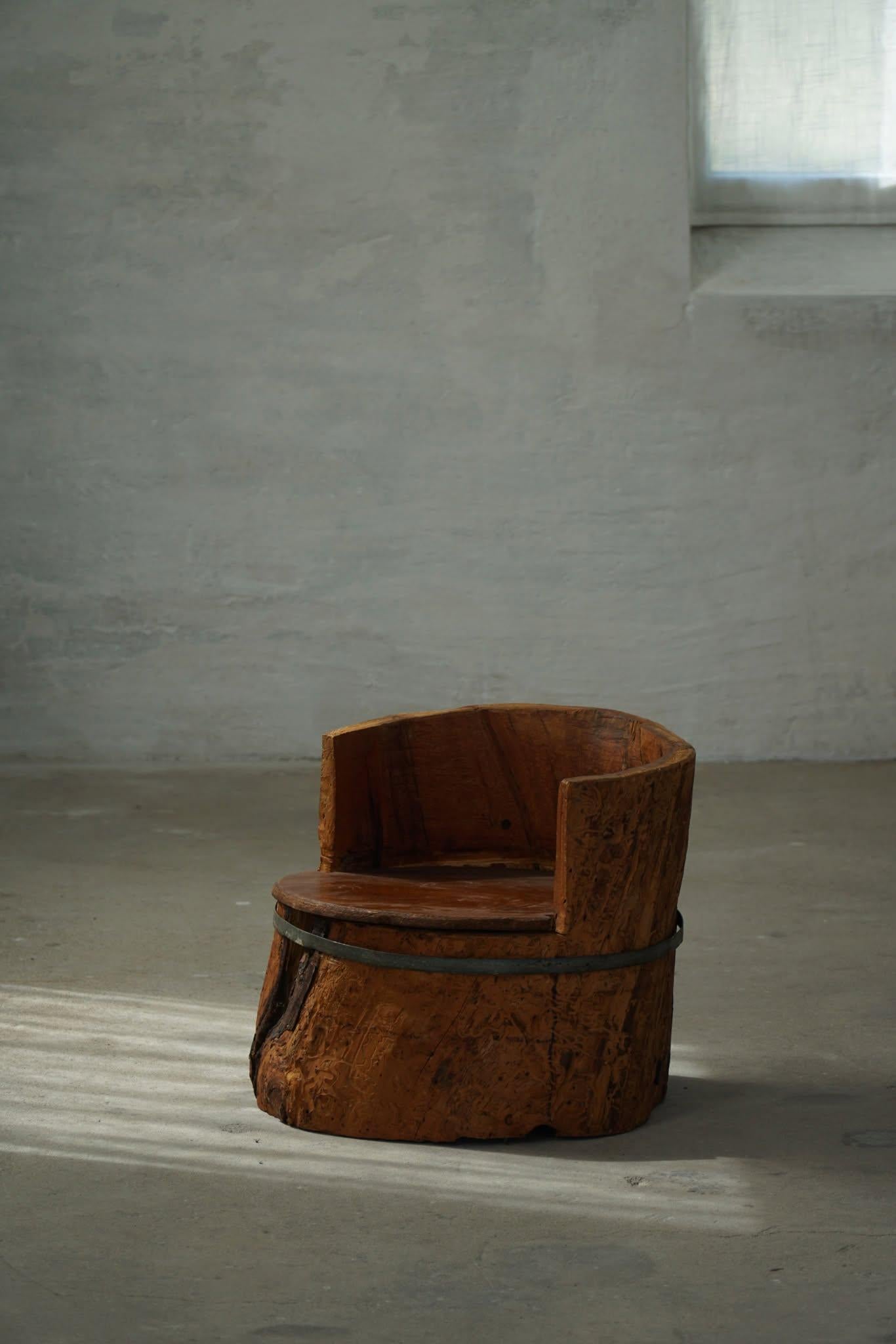Sedia primitiva in legno di pino, intagliata a mano, moderna svedese, Wabi Sabi, anni '1900 in vendita 11