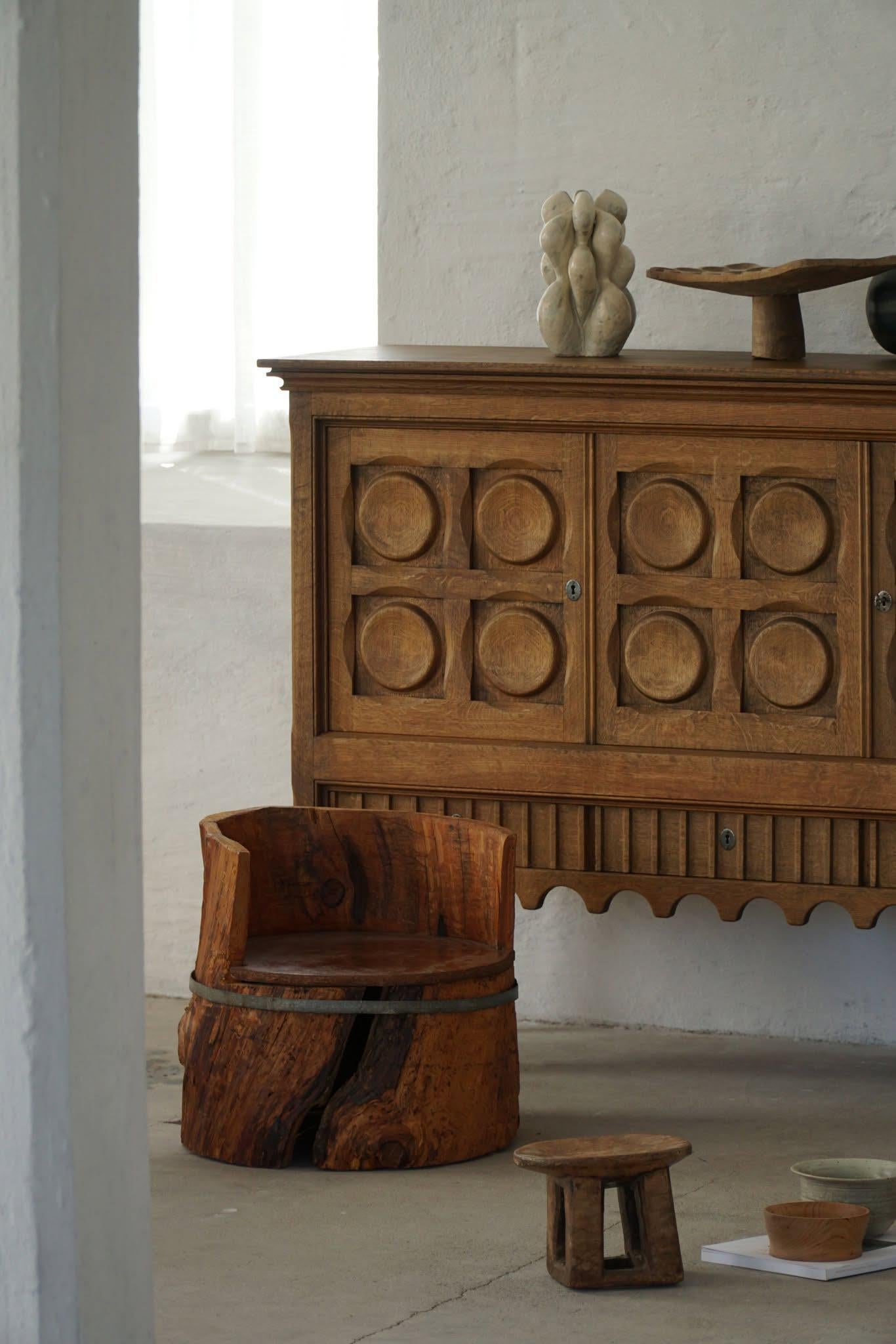 Una simpatica sedia primitiva in legno di pino massiccio con un anello di ferro attaccato. Intagliato a mano da un ignoto ebanista svedese nei primi anni del 1900. Un delizioso pezzo wabi sabi per gli interni moderni.

Questa sedia accattivante si