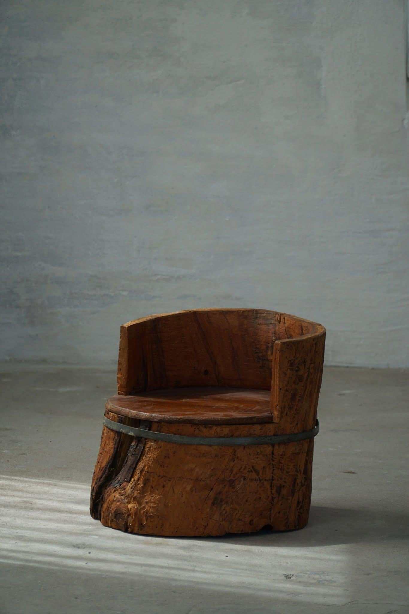 Brutalismo Sedia primitiva in legno di pino, intagliata a mano, moderna svedese, Wabi Sabi, anni '1900 in vendita