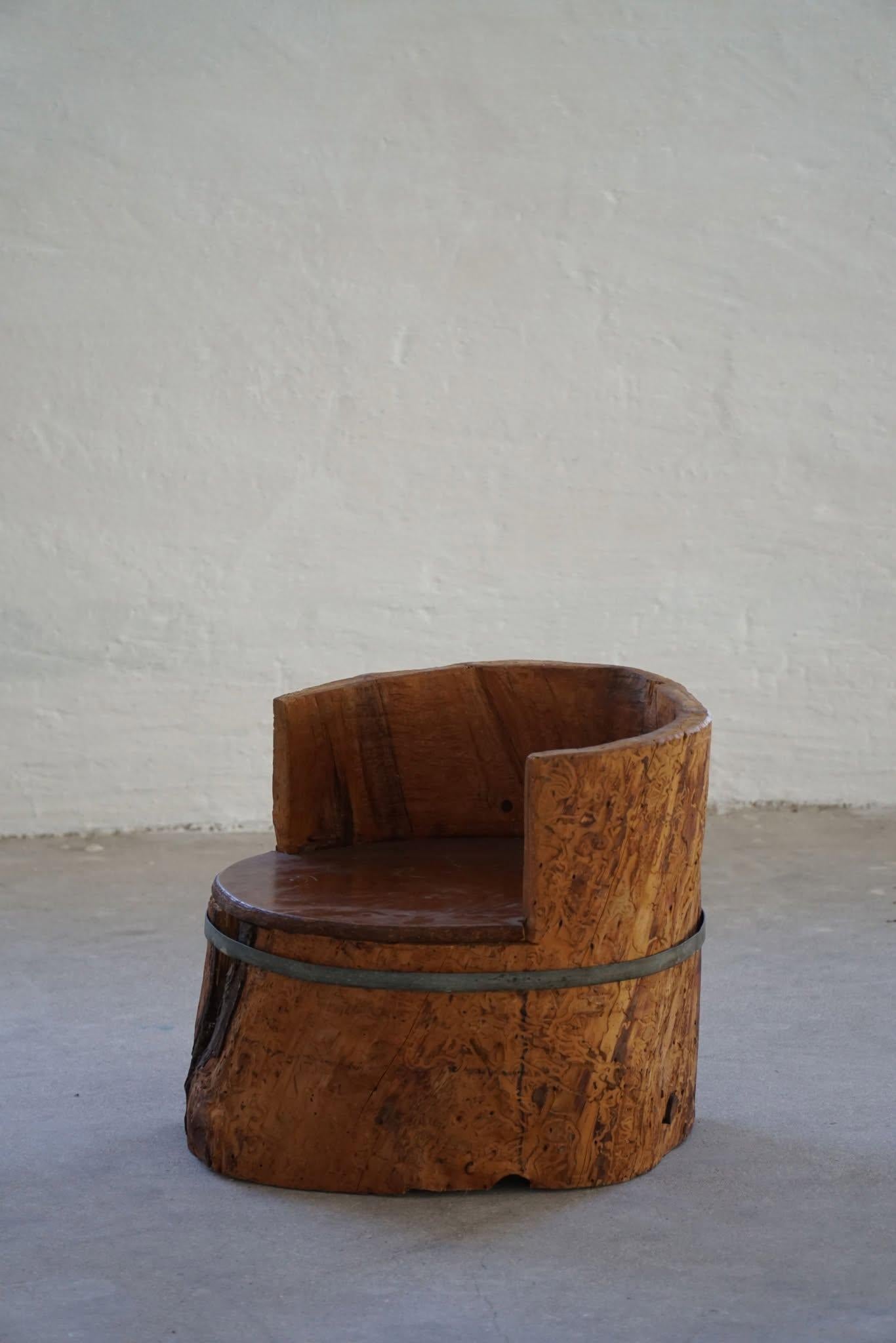 Intagliato a mano Sedia primitiva in legno di pino, intagliata a mano, moderna svedese, Wabi Sabi, anni '1900 in vendita