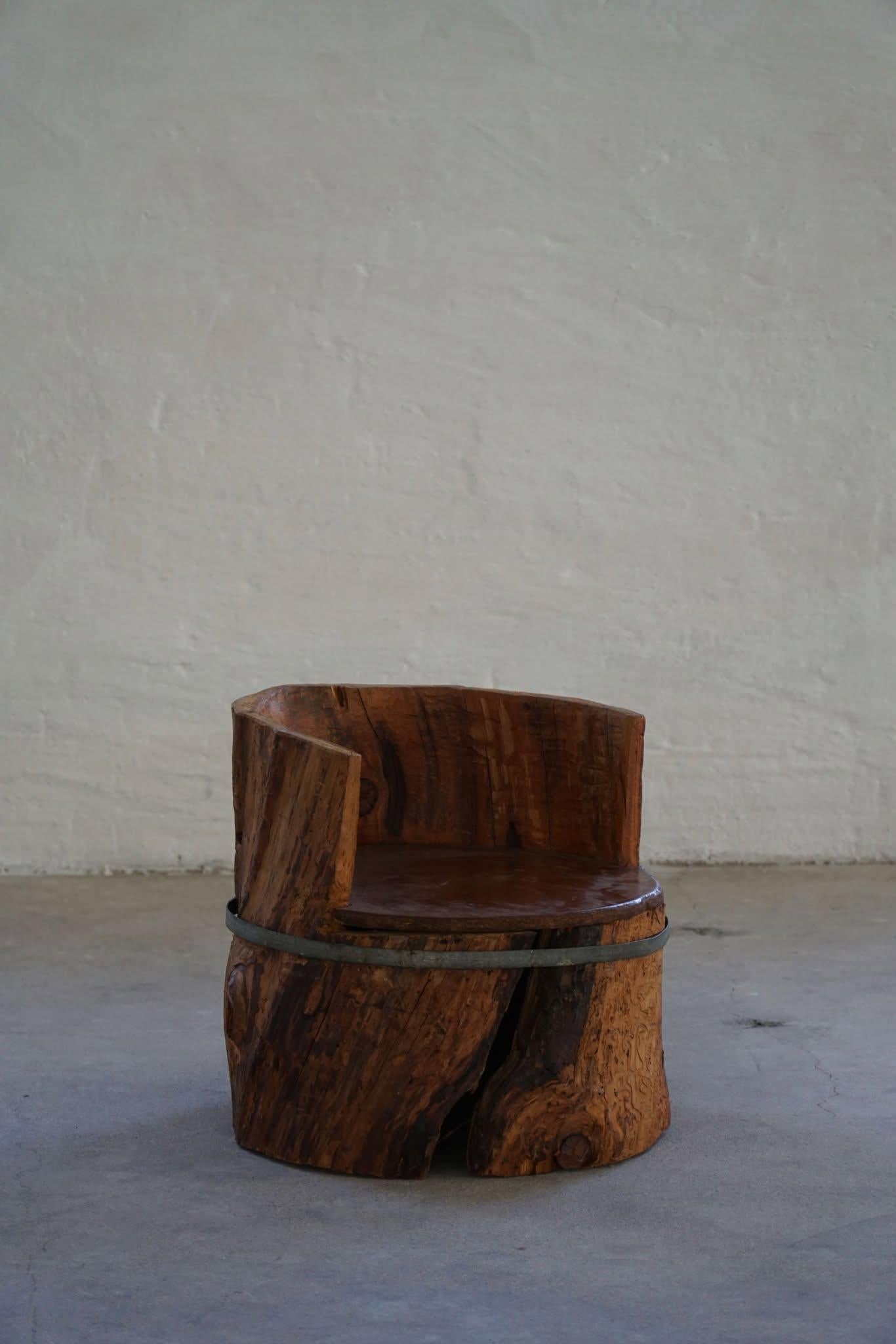 Sedia primitiva in legno di pino, intagliata a mano, moderna svedese, Wabi Sabi, anni '1900 In condizioni discrete in vendita a Odense, DK
