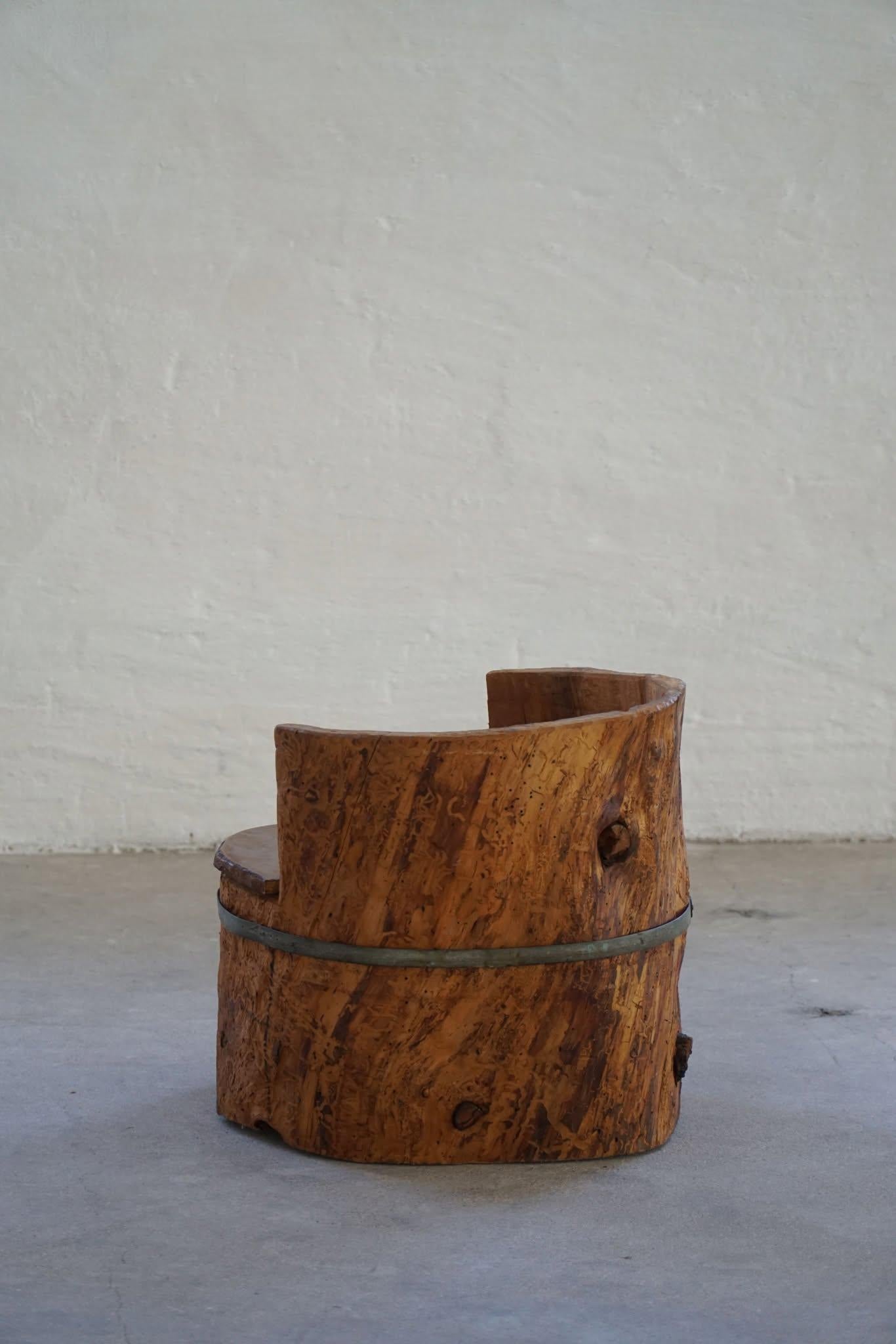 XX secolo Sedia primitiva in legno di pino, intagliata a mano, moderna svedese, Wabi Sabi, anni '1900 in vendita