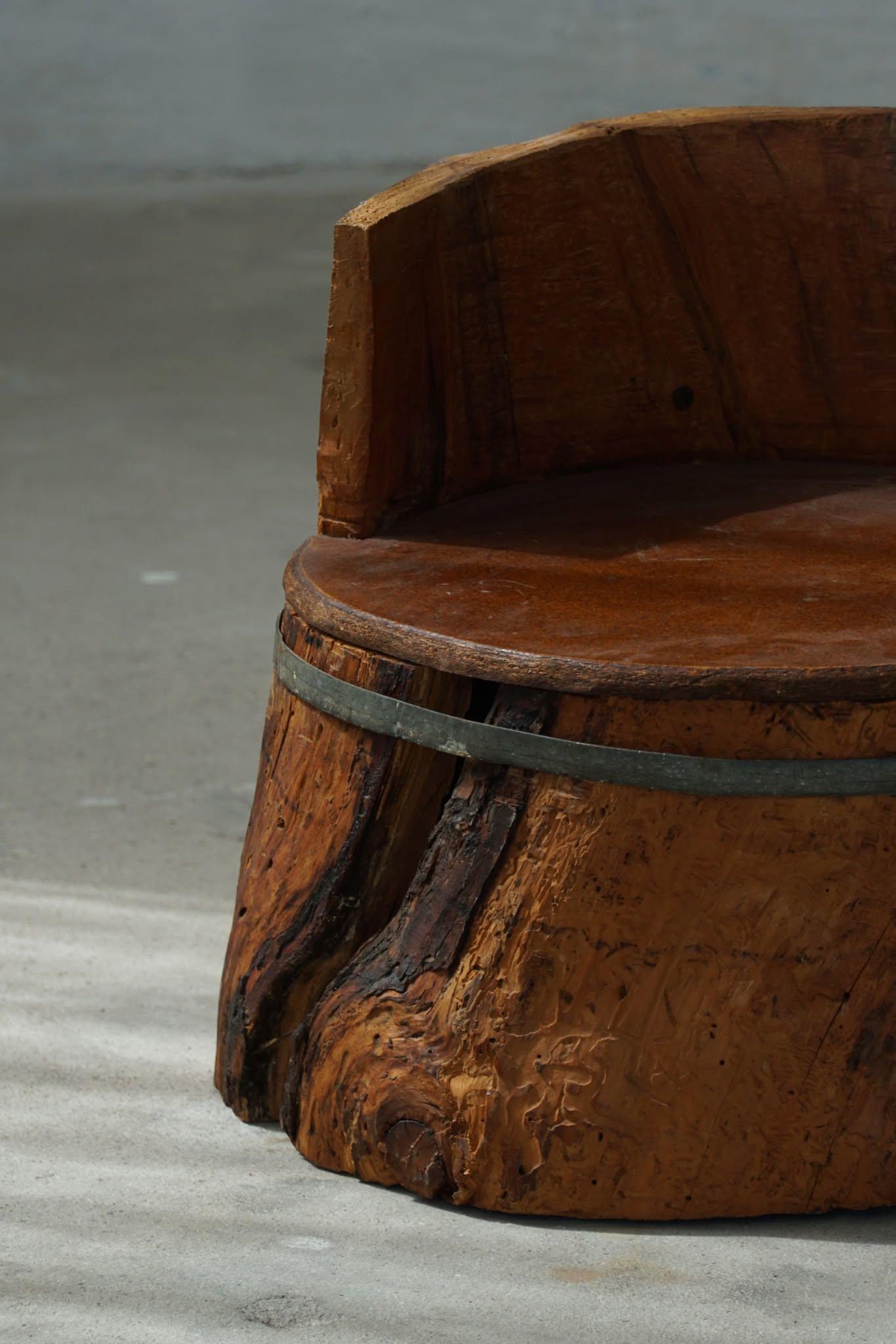 Sedia primitiva in legno di pino, intagliata a mano, moderna svedese, Wabi Sabi, anni '1900 in vendita 1