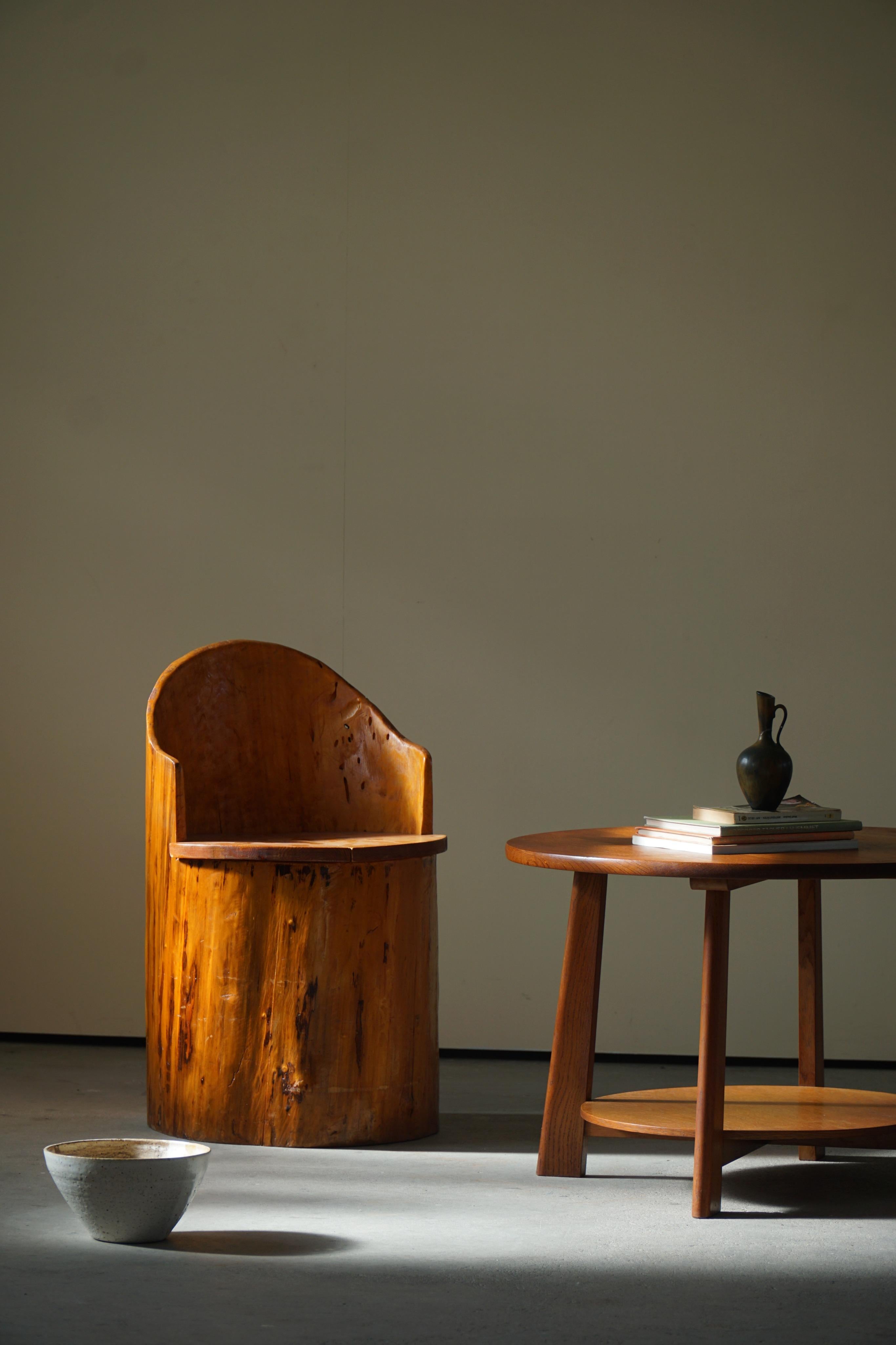 Une charmante chaise primitive en pin massif. Sculptée à la main par un ébéniste suédois inconnu dans les années 1960. Une belle pièce wabi sabi pour un intérieur moderne.

Cette chaise attrayante s'adaptera à de nombreux types de décors.