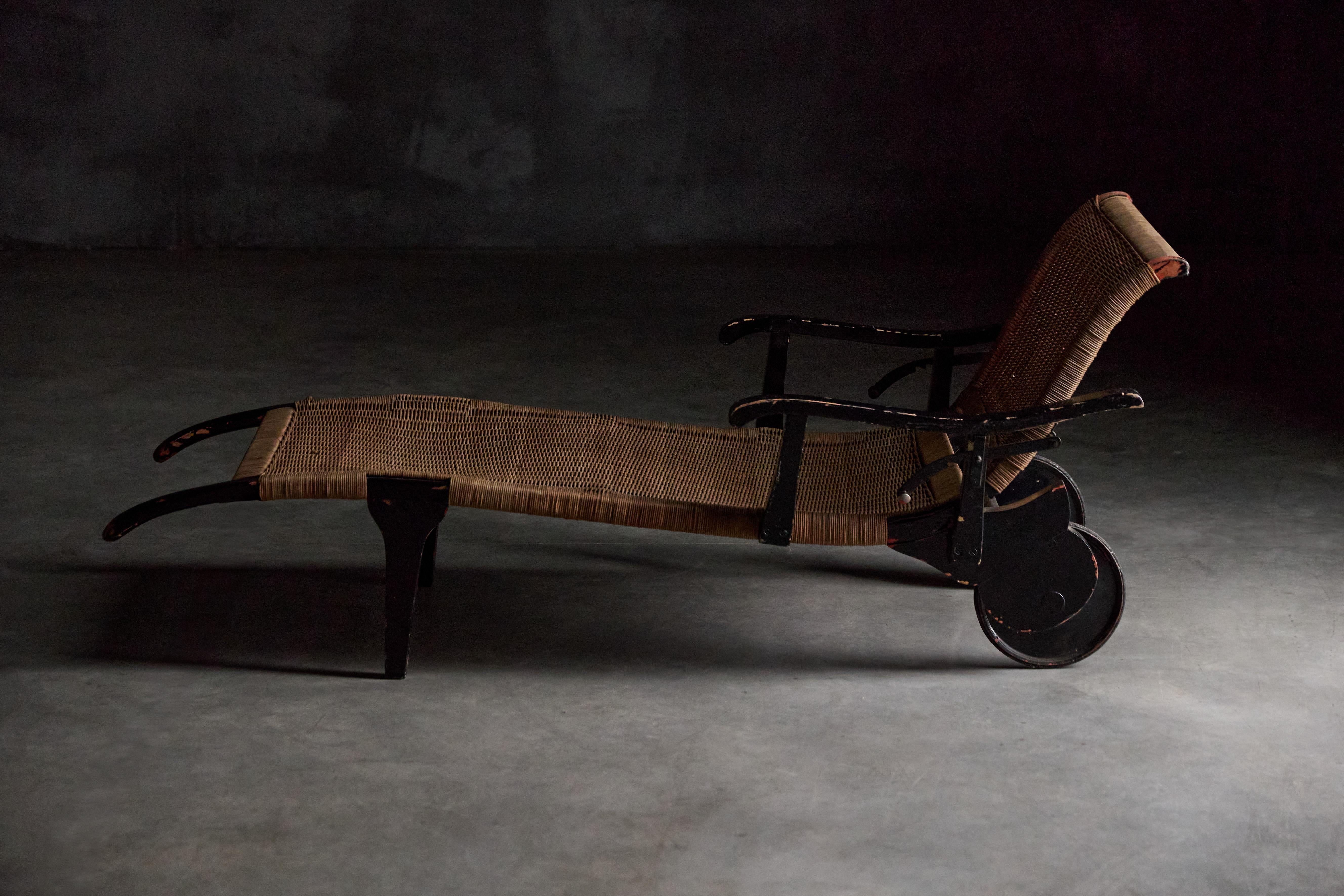 Rare banc solaire de Helene Körting, Allemagne, 1925. Cette pièce remarquable, le tout premier design de Körting, est fabriquée à partir de bois laqué, d'osier et de roulettes en métal, reflétant son approche innovante des matériaux et de la forme.