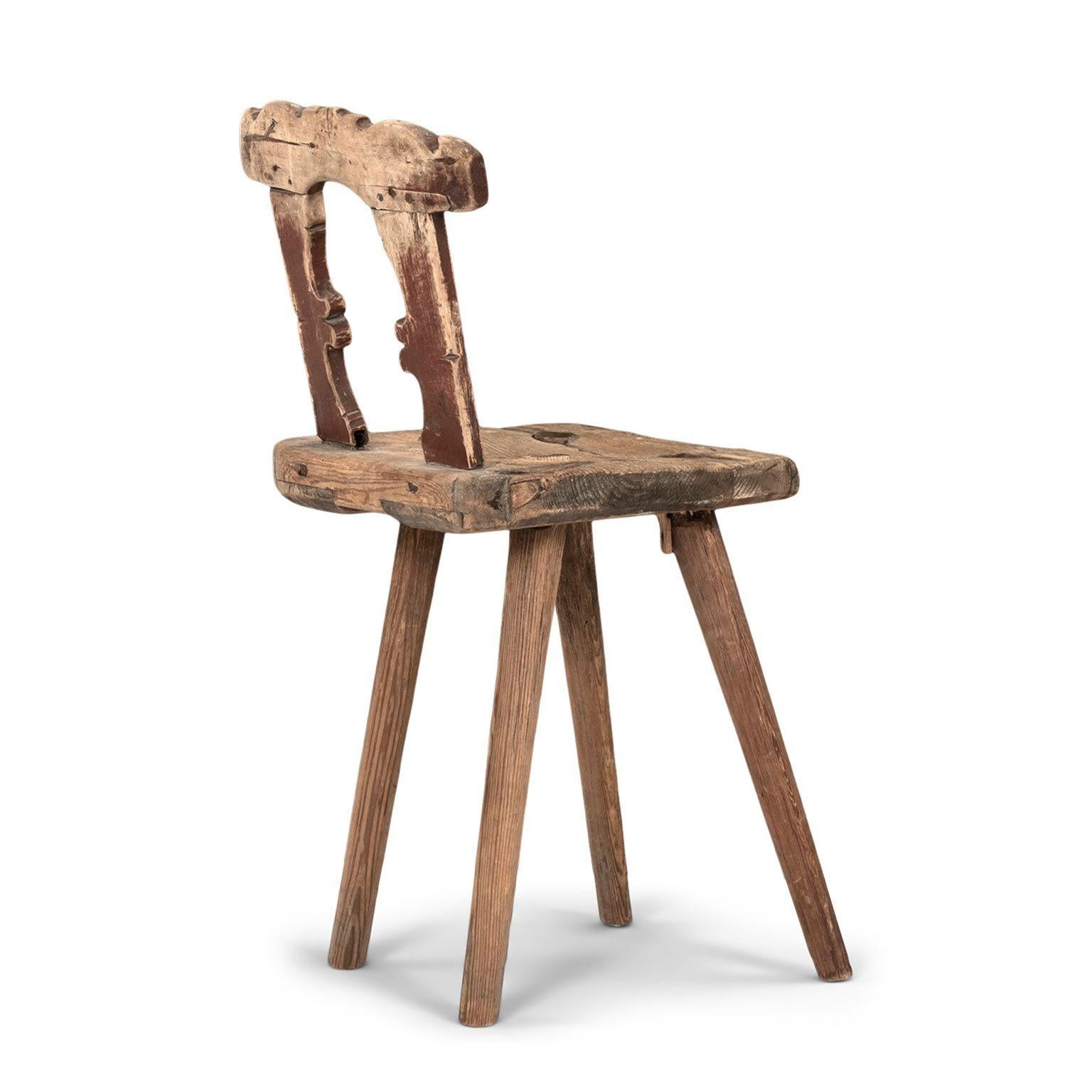 Suédois Chaise suédoise primitive dans des restes de peinture rouge d'origine en vente