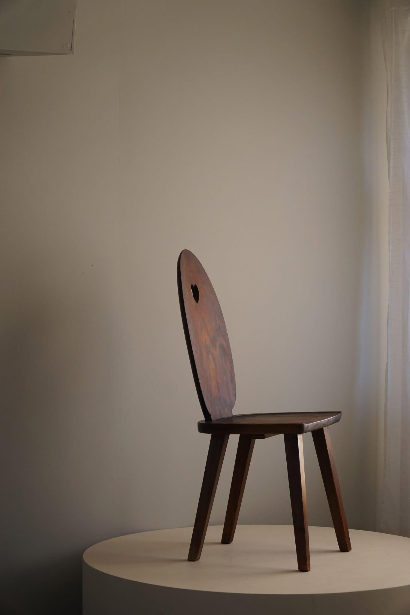 Rare chaise de bureau / salle à manger rustique en pin teinté. Fabriqué dans le style de Carl Malmsten 