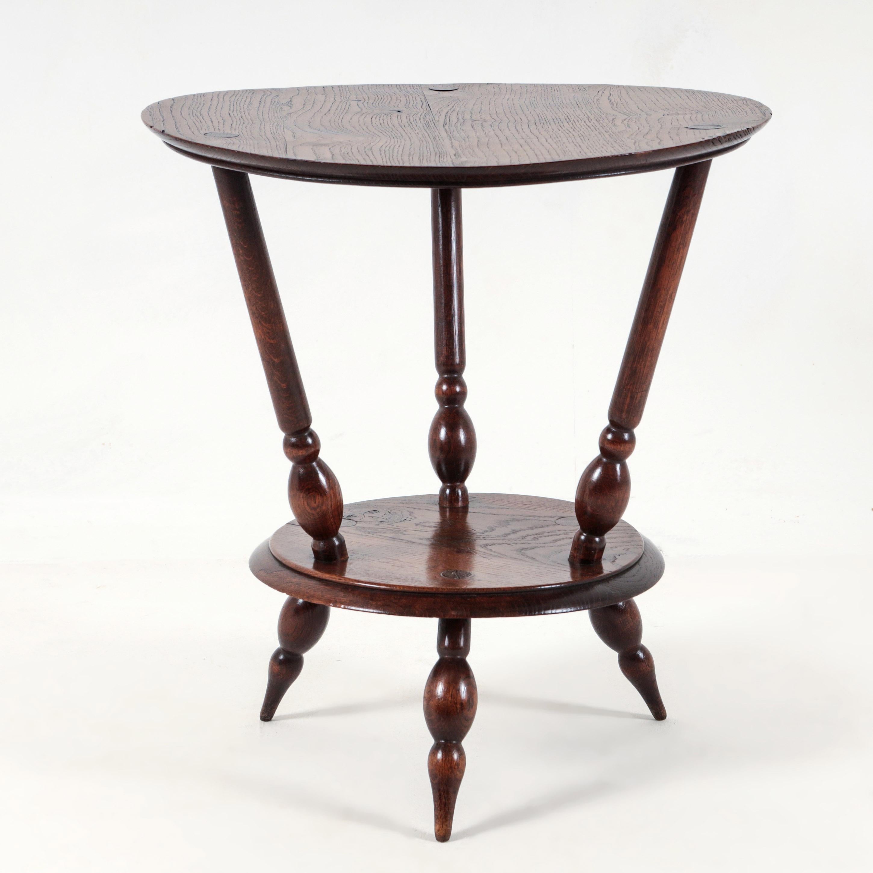 Charles Dudouyt (attribué) Table d'appoint pour L'Abeillee.

 Une élégante table d'appoint en chêne massif attribuée à Charles Dudouyt, produite par l'atelier L'Abeilee à Pontoise, ou Saint Ouen L'aumone, France. Circa 1925. 

Cette pièce illustre