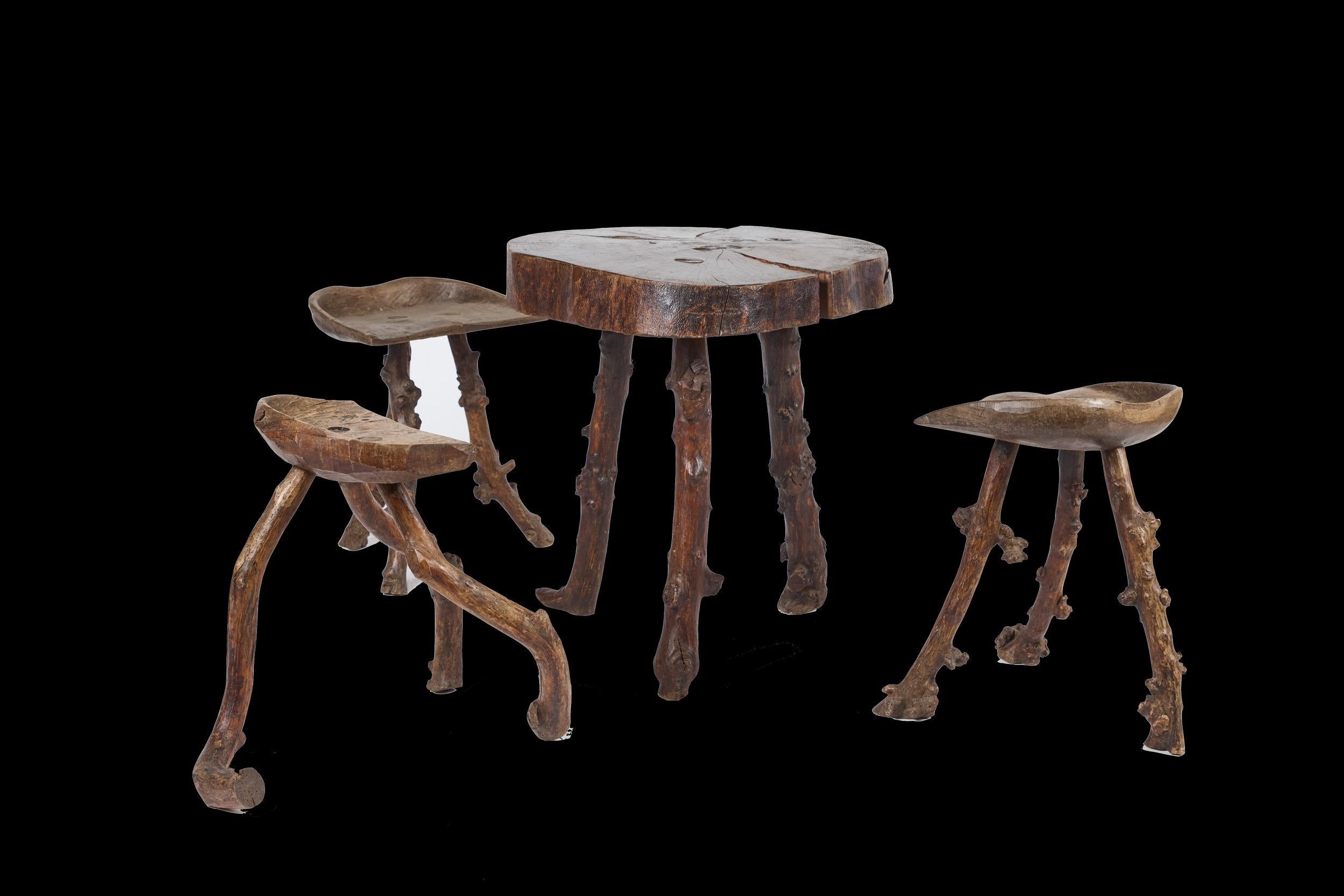 Ensemble table et tabouret primitif en vente 4