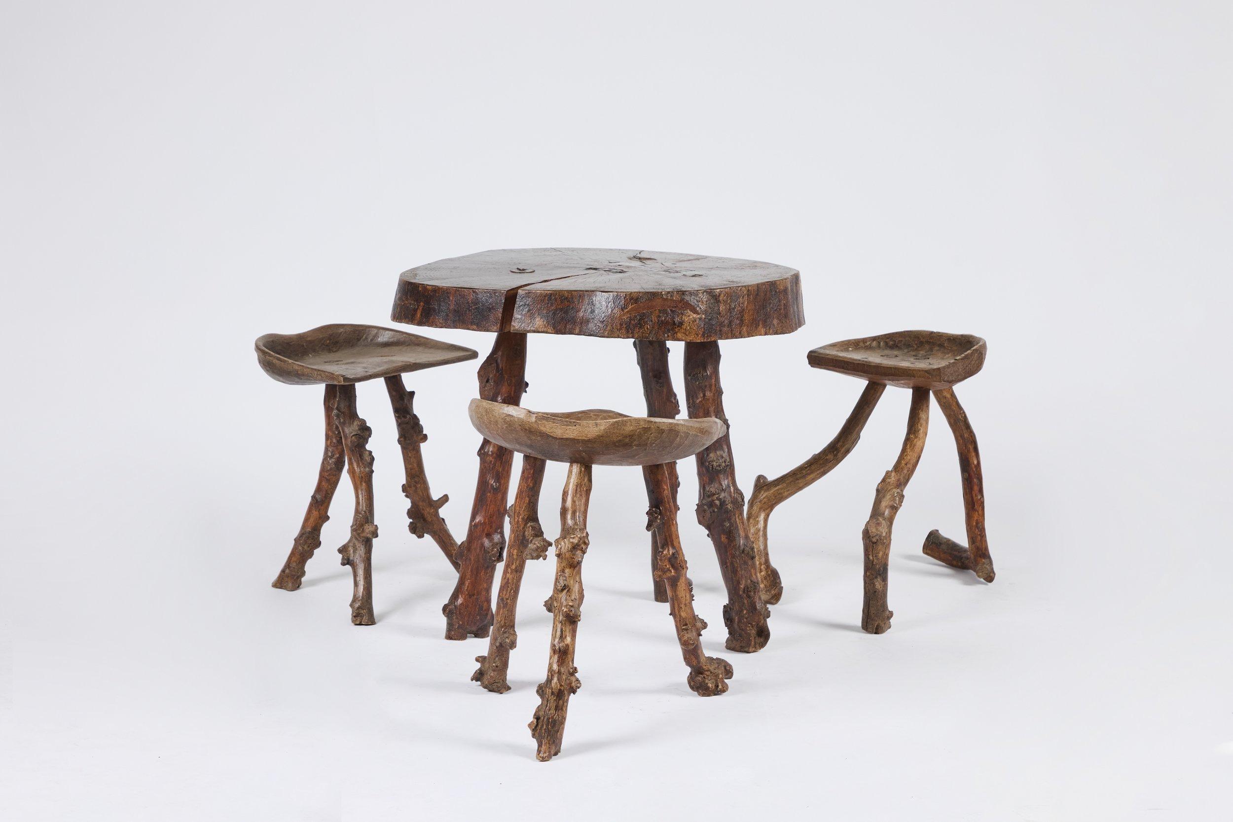  L'ensemble comprend une table et 3 tabourets.  Mesures Table : 24 