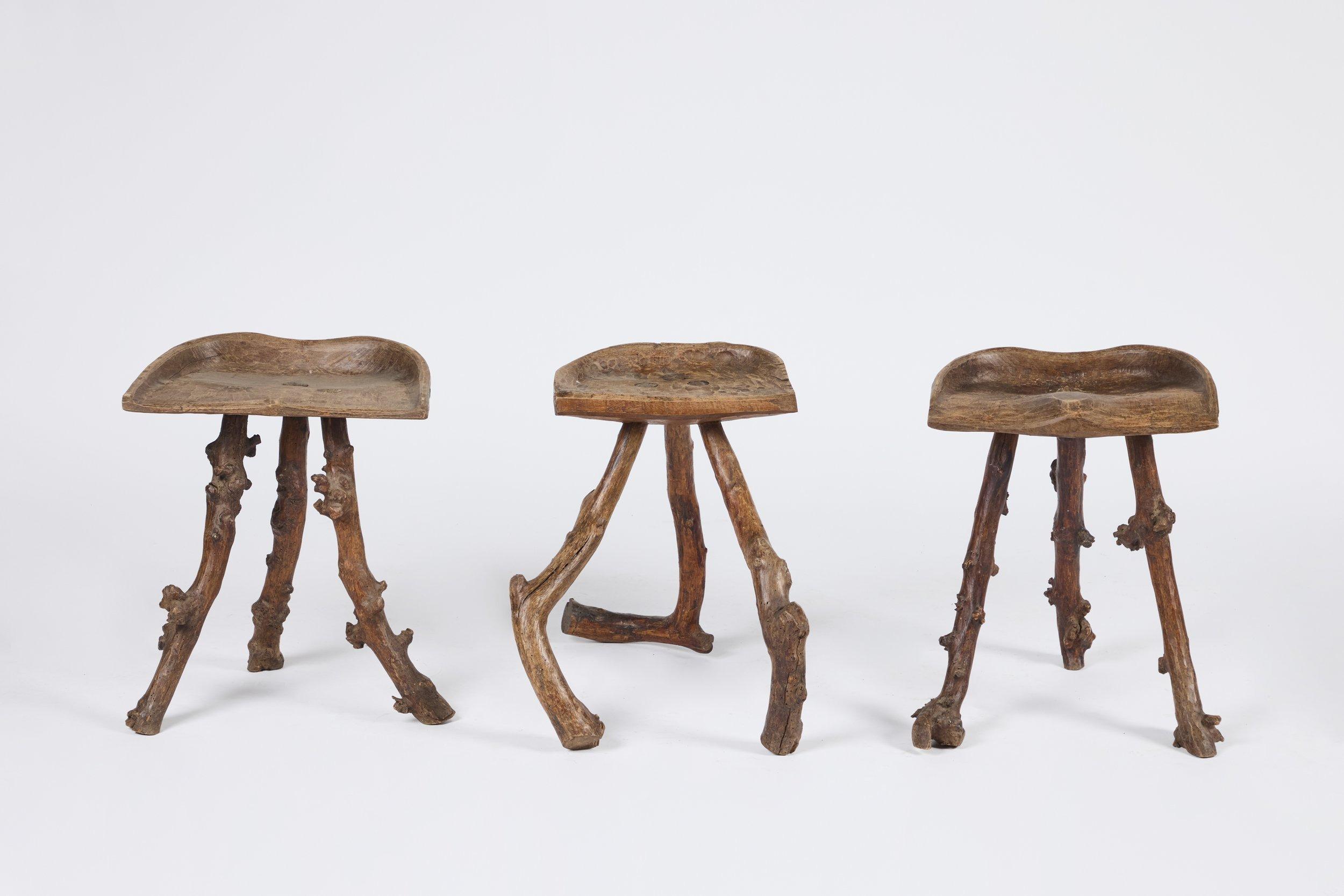 Bois Ensemble table et tabouret primitif en vente