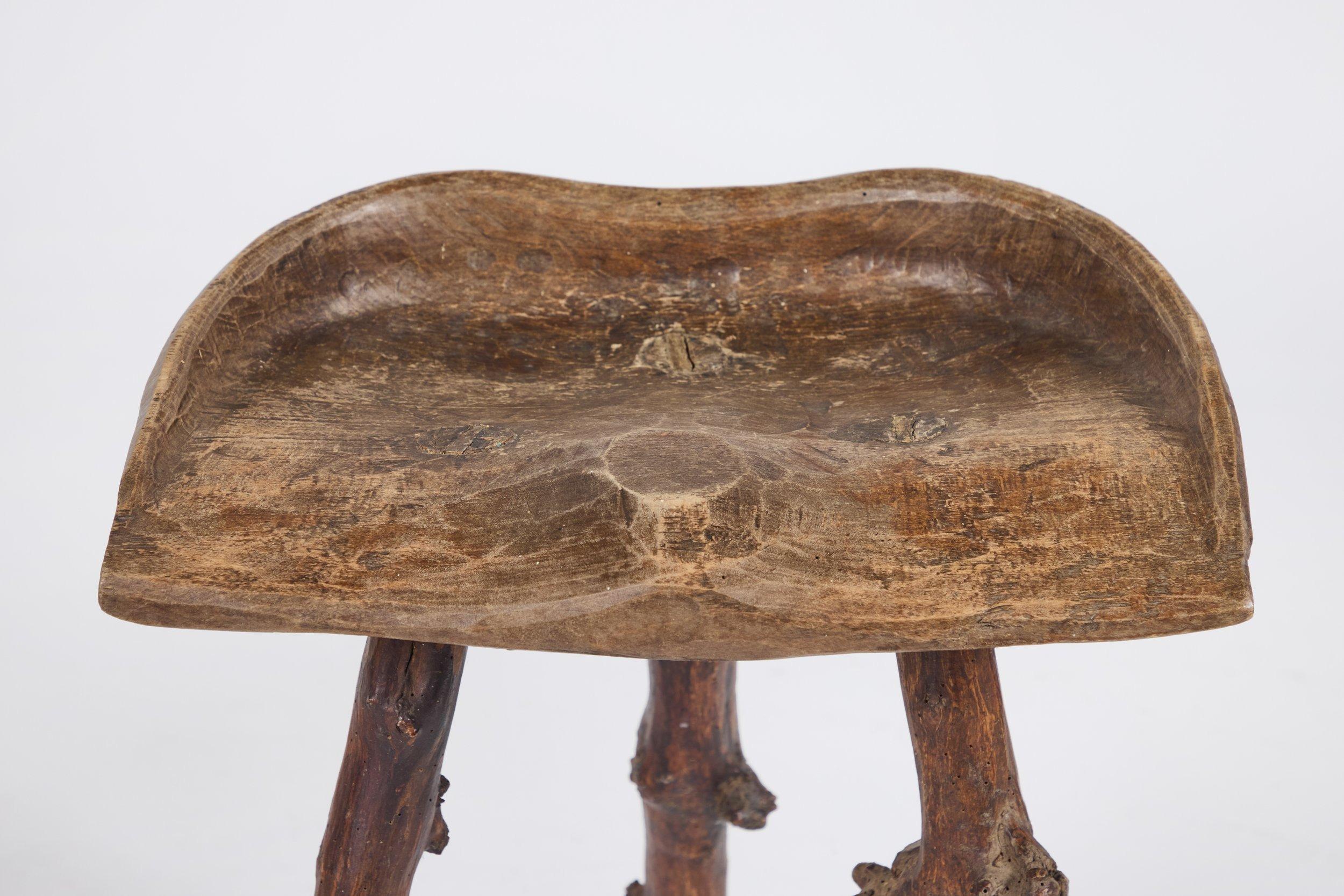 Ensemble table et tabouret primitif en vente 1