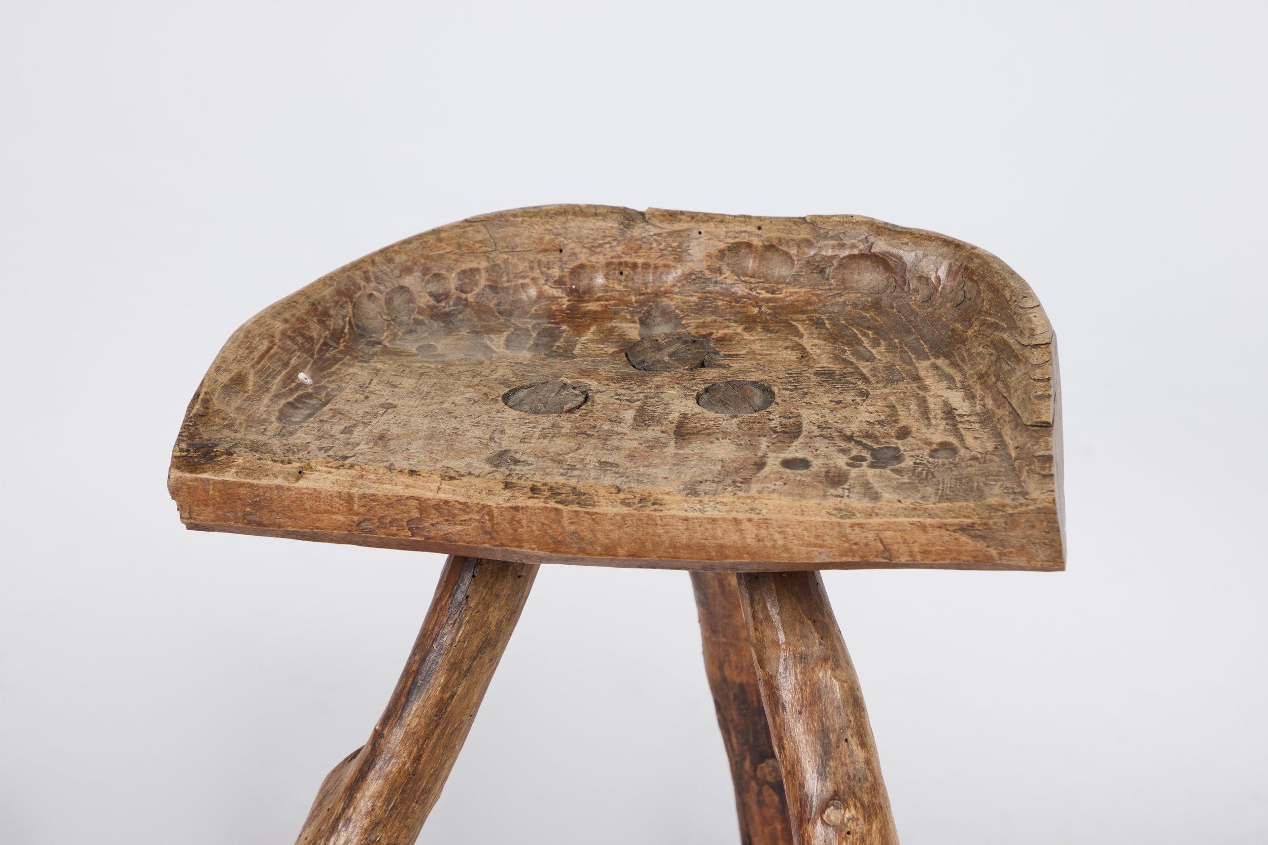 Ensemble table et tabouret primitif en vente 2