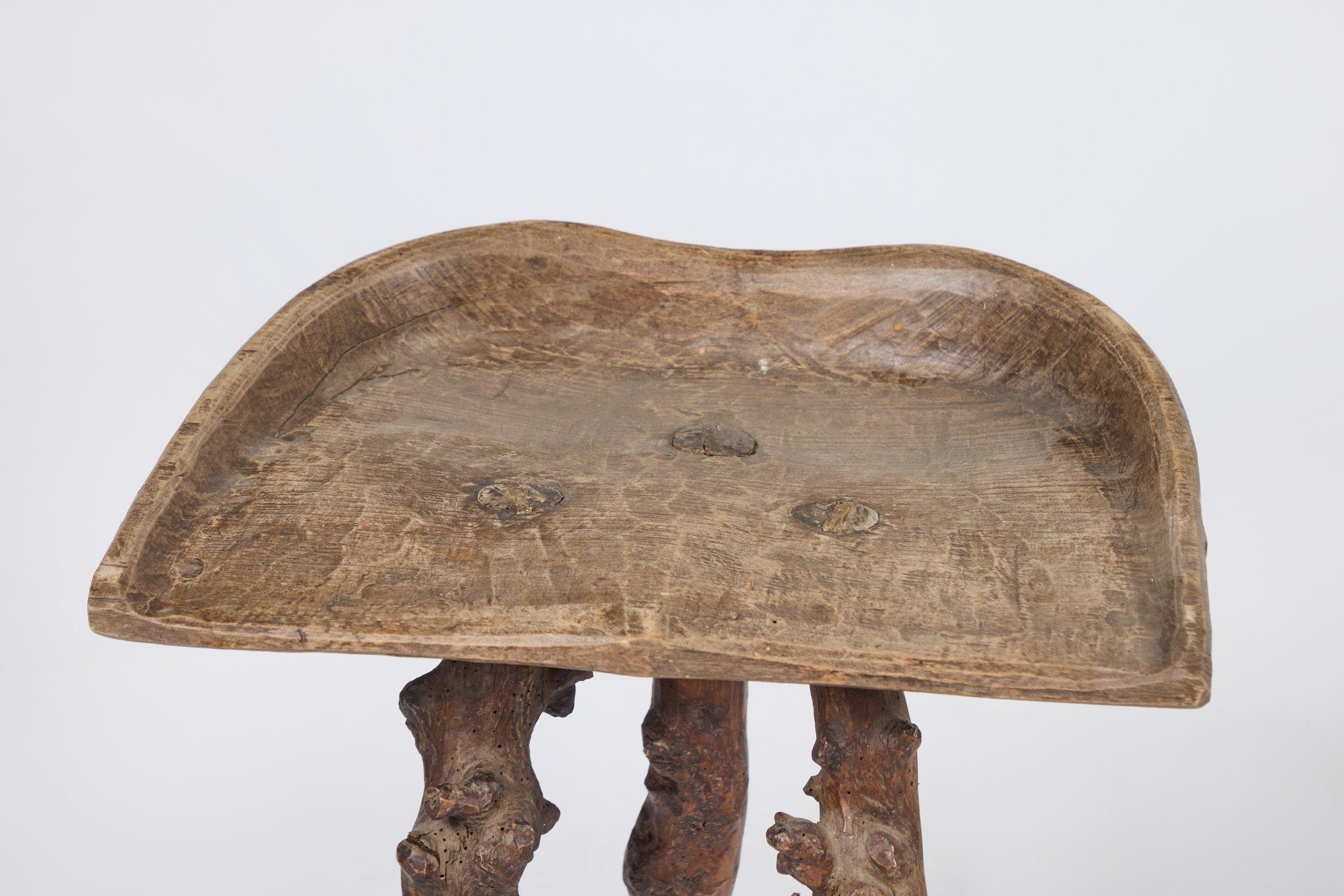 Ensemble table et tabouret primitif en vente 3