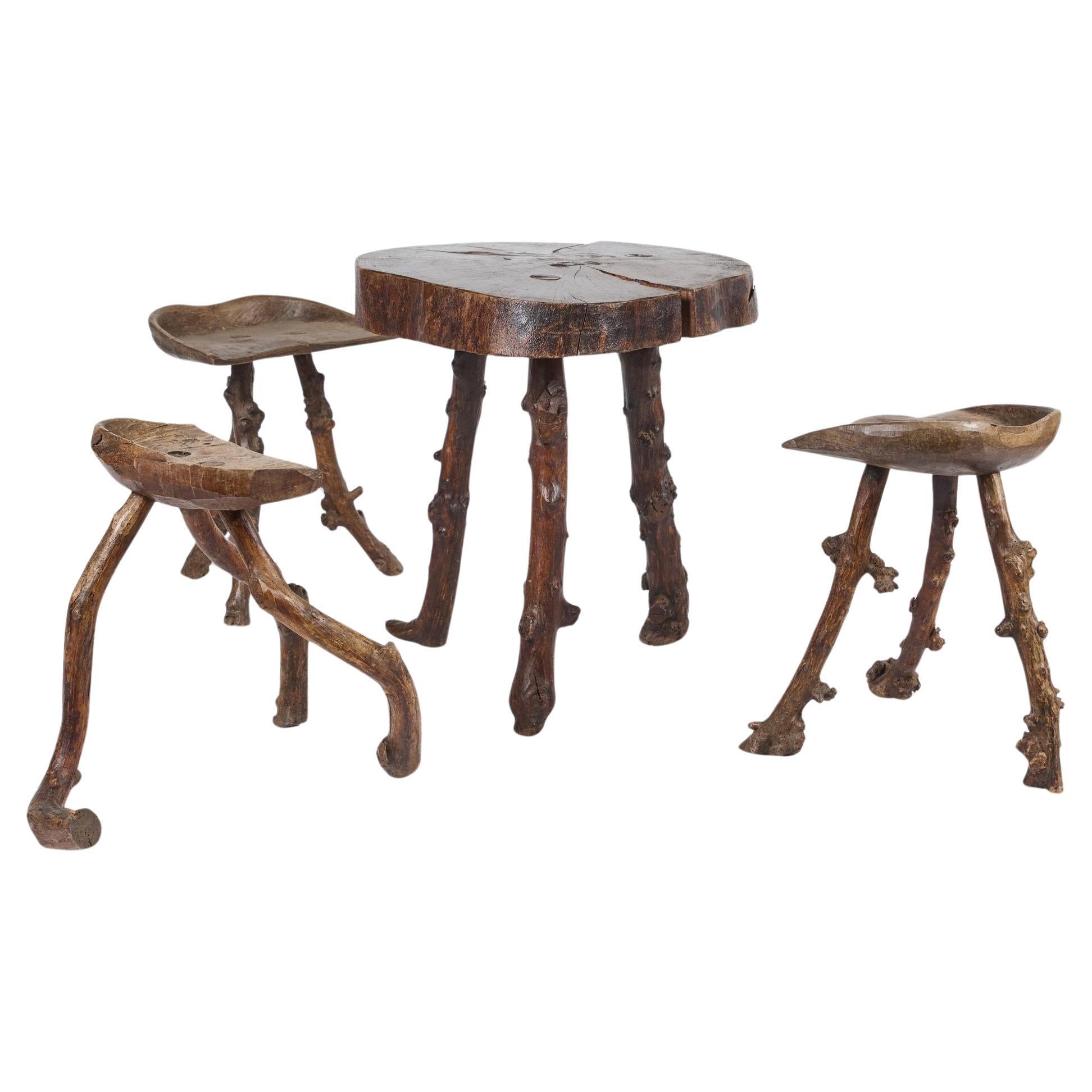 Ensemble table et tabouret primitif en vente