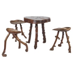 Set di tavoli e sgabelli primitivi
