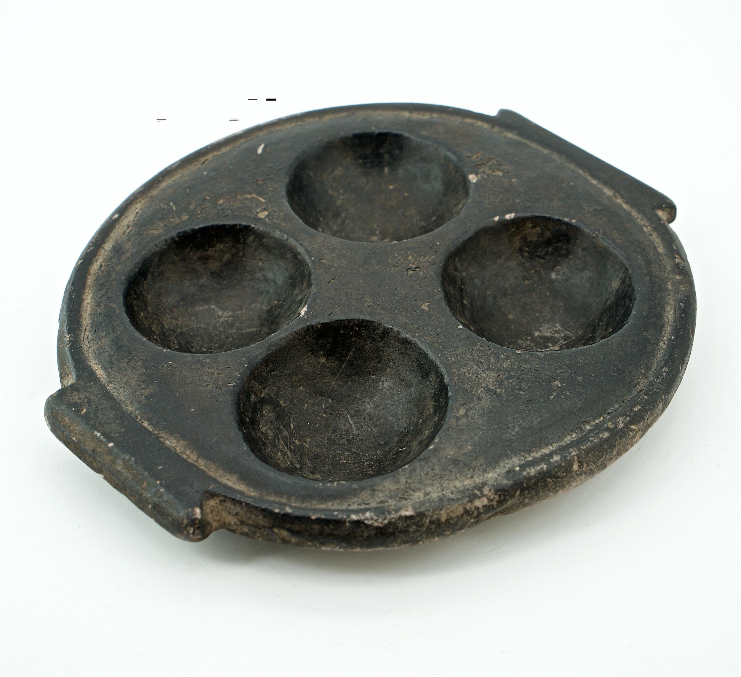 African Black Stone Palette Dish Bowl Ashtray Relief Sculpture In Good Condition For Sale In Hyattsville, MD