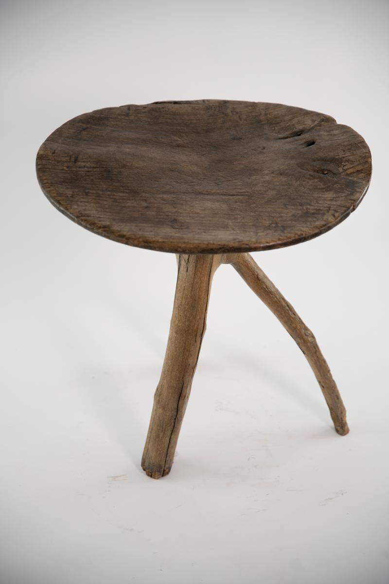Primitive Kunst-Tisch mit drei Beinen (Birnbaumholz) im Angebot