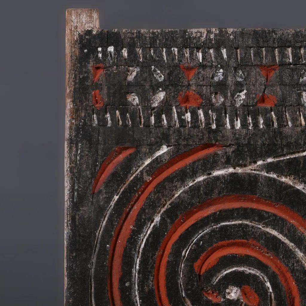 Primitive Toraja geschnitzte Holztafel - Bunte Größe M (Rustikal) im Angebot