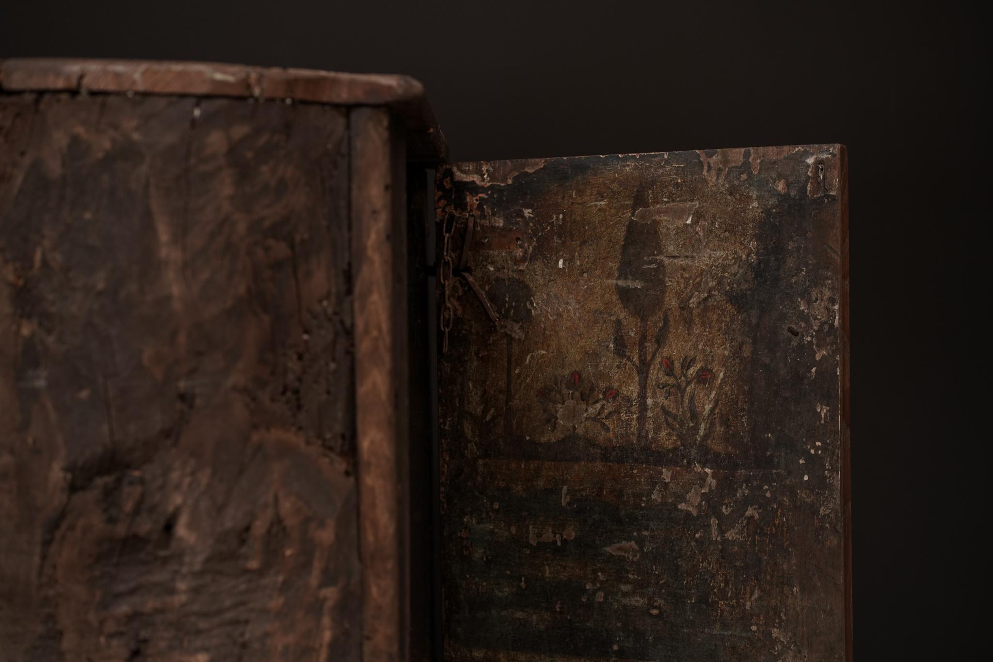 Primitive Tree Trunk Cabinet In Good Condition For Sale In Los Angeles, CA