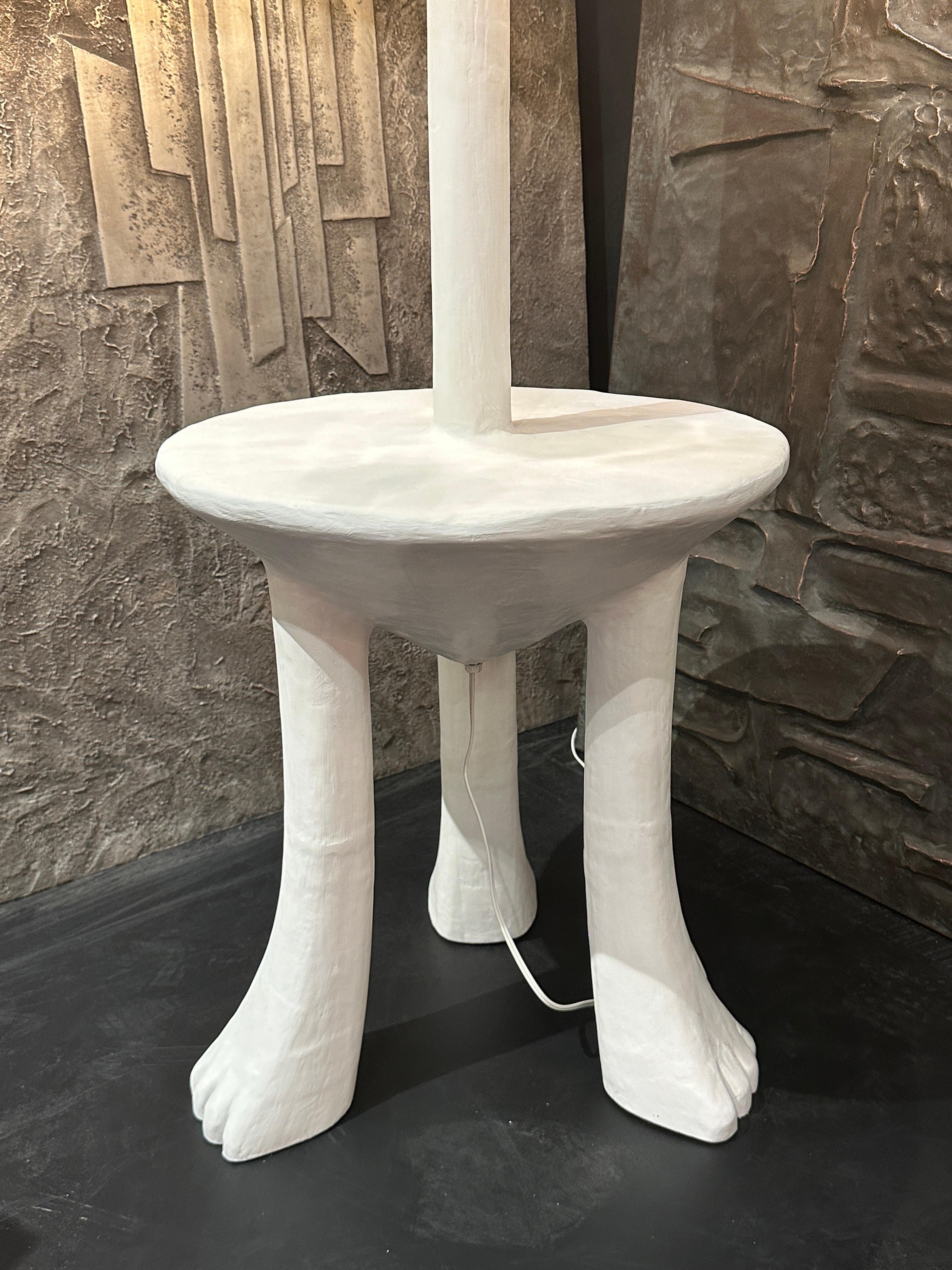 Table d'appoint / lampe de sol primitive en plâtre sur bois sculpté à la main dans le style de John Dickinson. La table a un diamètre de 18 pouces et une hauteur de 20,5 pouces.
Corde blanche avec interrupteur marche/arrêt à pied. L'abat-jour doublé