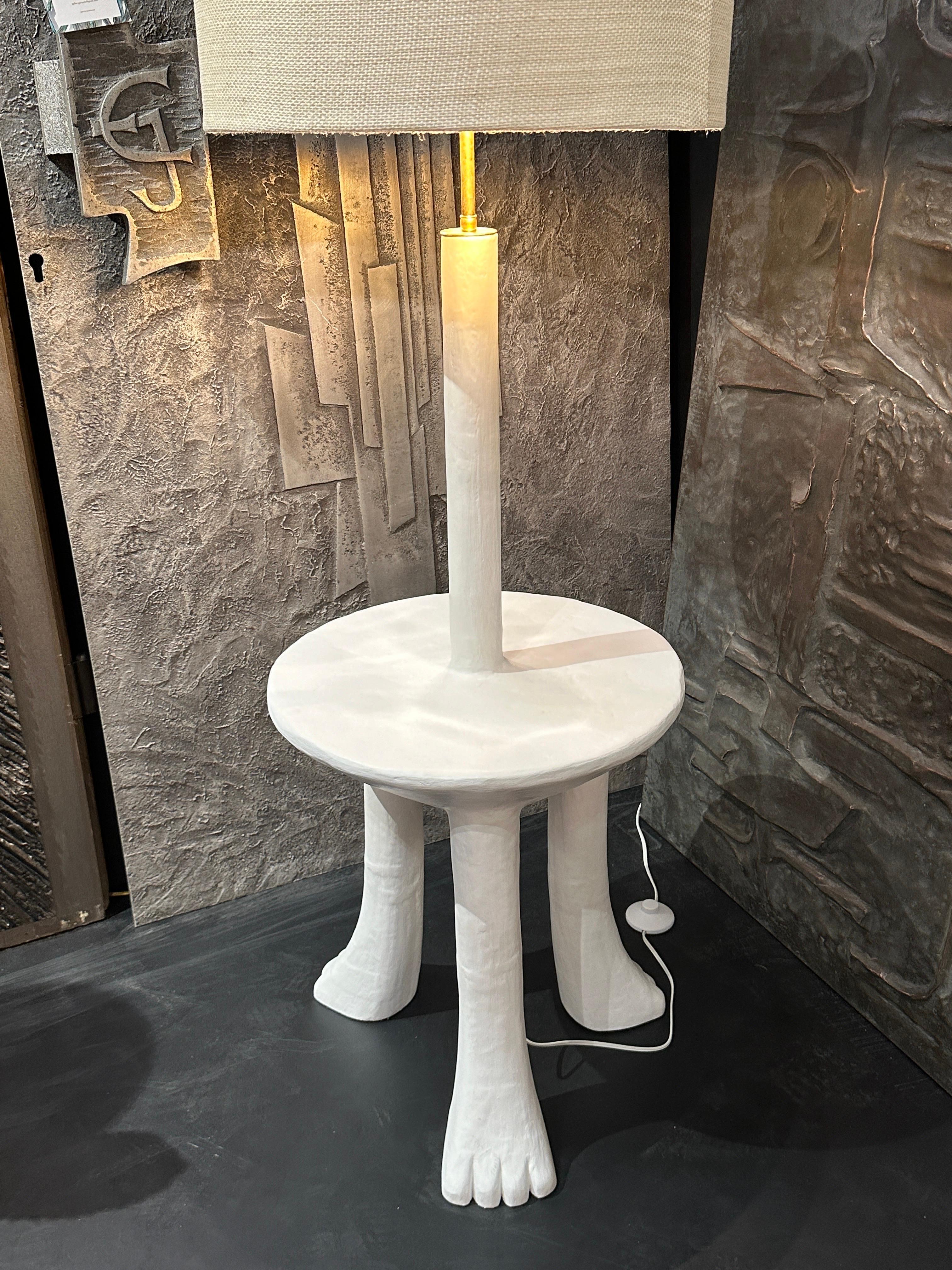 Sculpté Lampe d'appoint / table d'appoint / lampadaire en plâtre tribal primitif  en vente