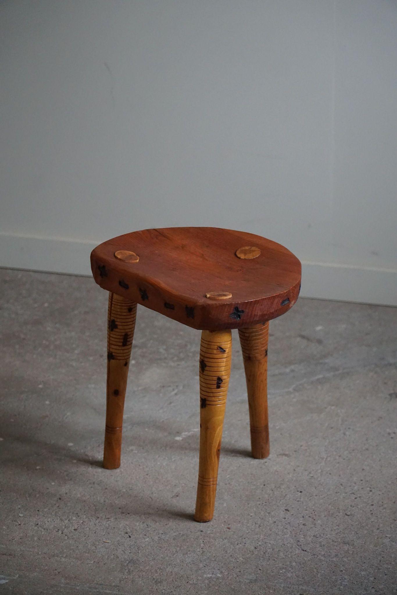 Tabouret tripode primitif en pin massif, The Moderns, vers 1950 en vente 2