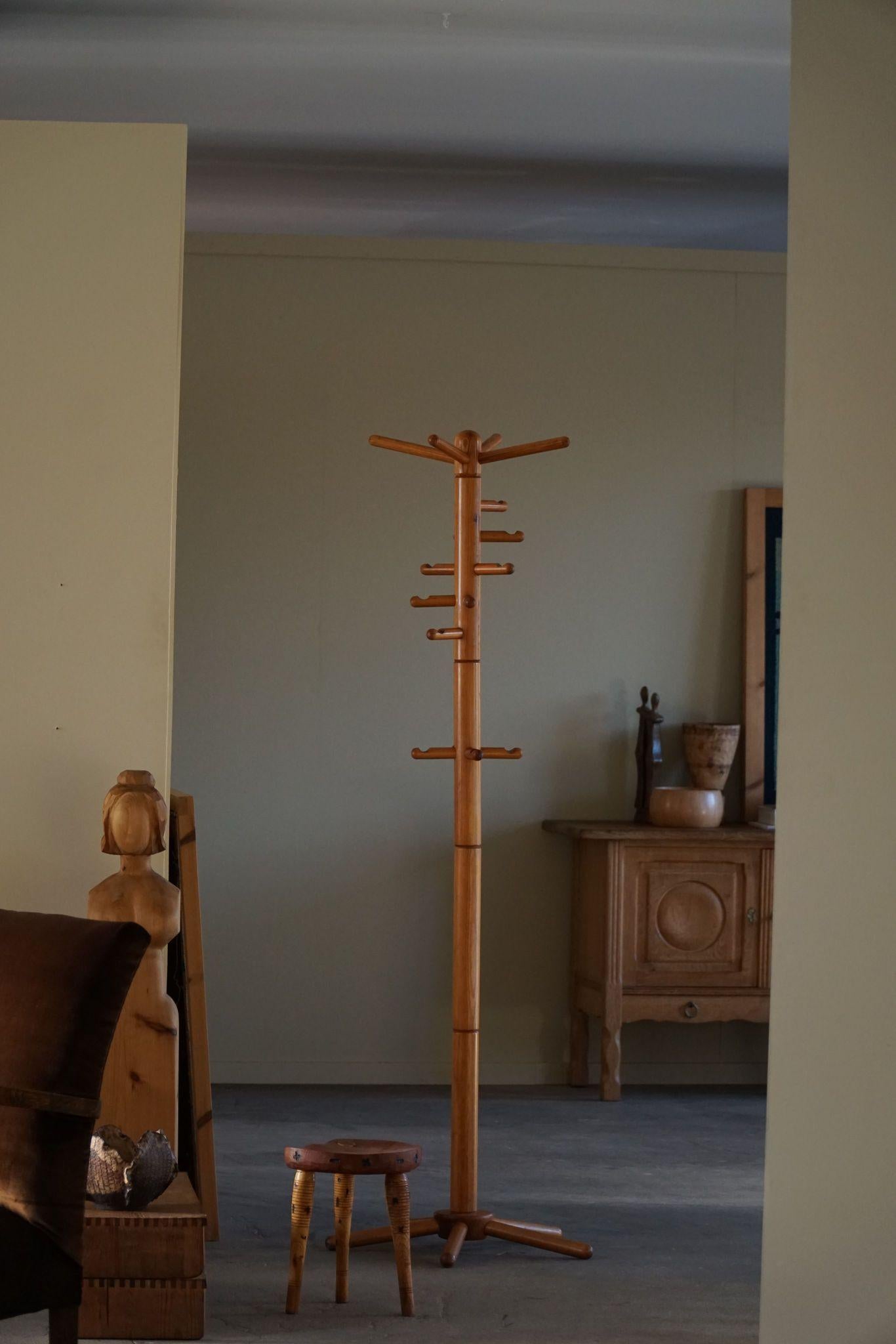 Tabouret tripode primitif en pin massif, The Moderns, vers 1950 en vente 3