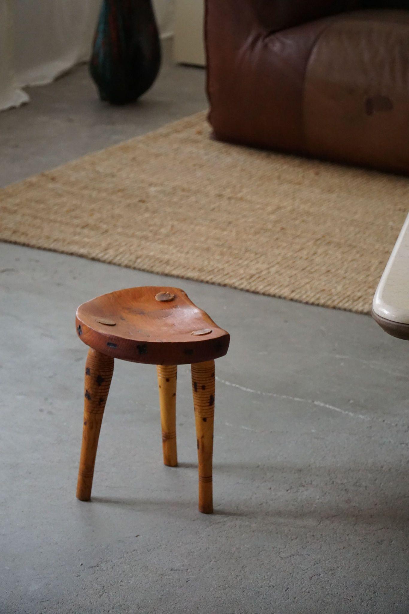 Tabouret tripode primitif très décoratif en pin massif. Fabriqué par un ébéniste suédois dans les années 1960. 

Ce tabouret moderne s'adaptera à de nombreux types de décors. Parfaitement adapté à un style d'intérieur classique, Wabi Sabi,