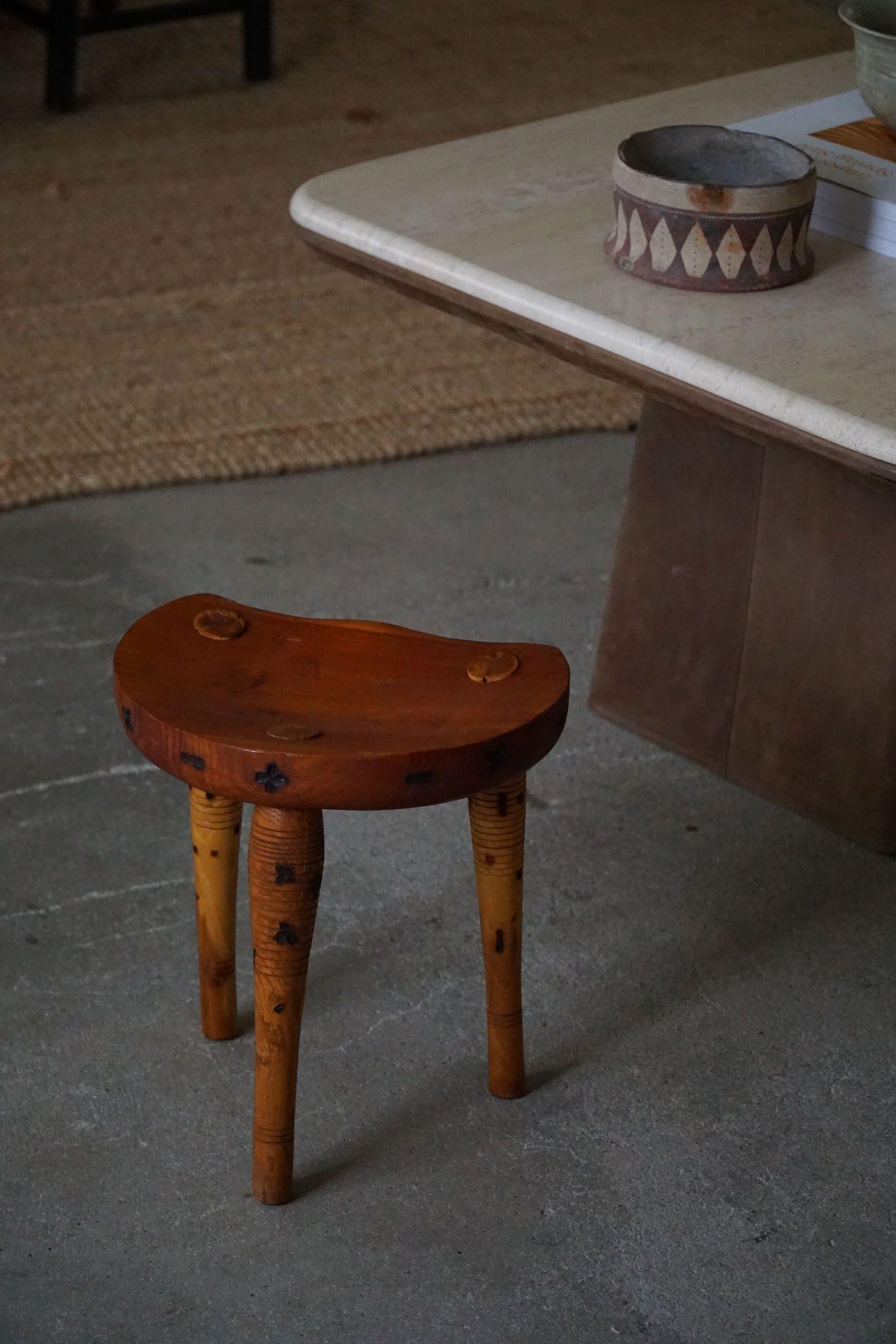Mid-Century Modern Tabouret tripode primitif en pin massif, The Moderns, vers 1950 en vente