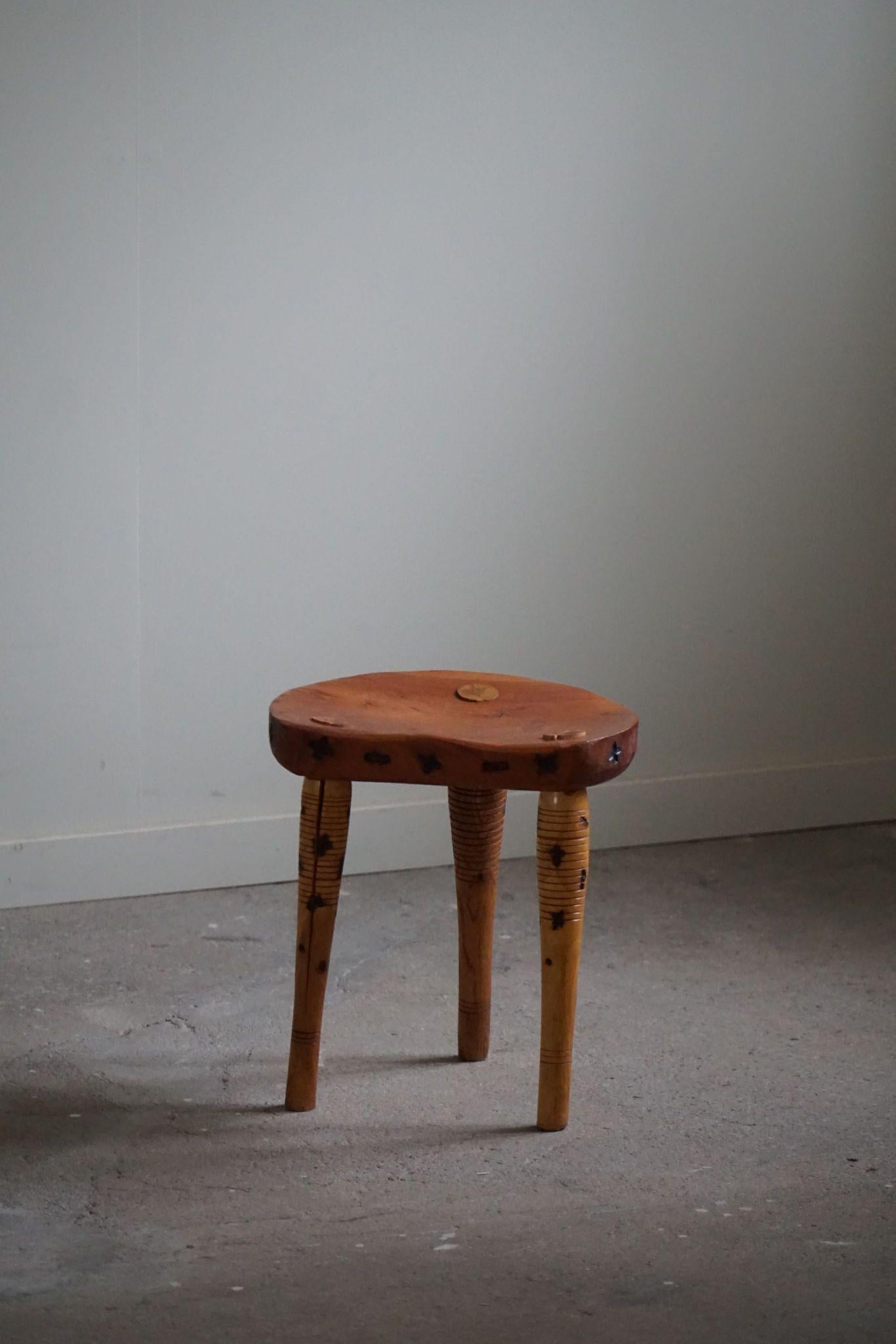Suédois Tabouret tripode primitif en pin massif, The Moderns, vers 1950 en vente