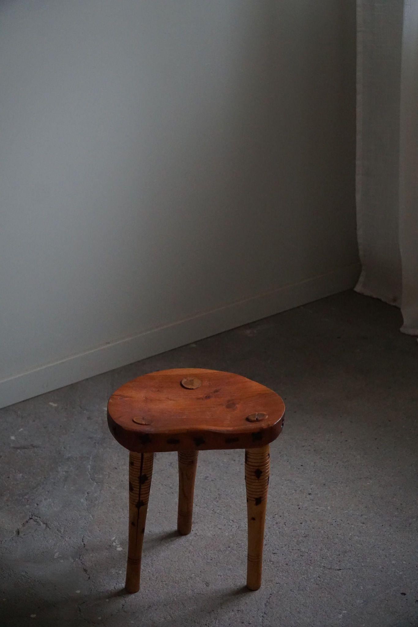 Fait main Tabouret tripode primitif en pin massif, The Moderns, vers 1950 en vente
