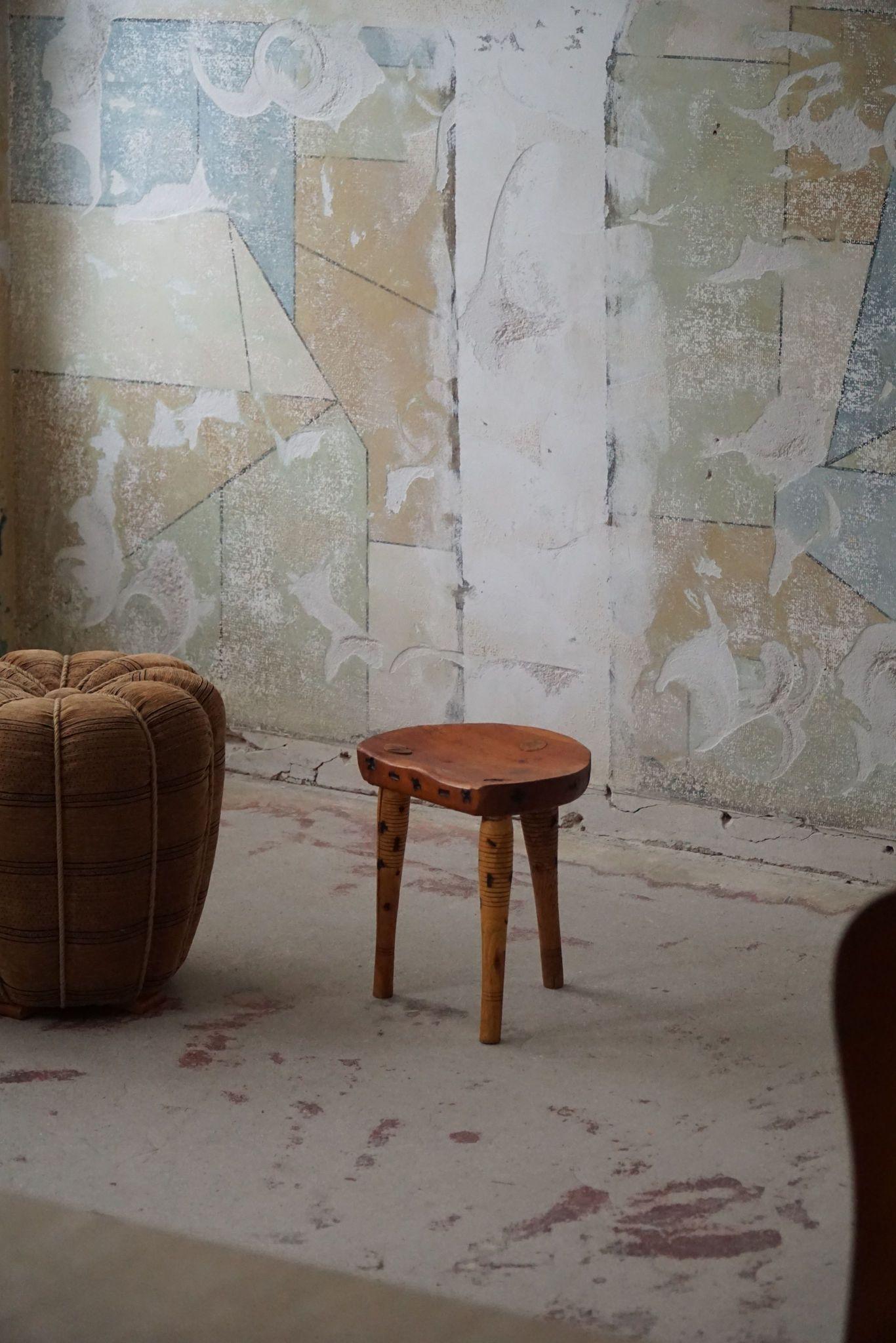 Tabouret tripode primitif en pin massif, The Moderns, vers 1950 Bon état - En vente à Odense, DK