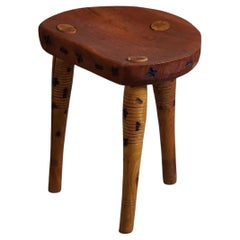 Taburete trípode primitivo de pino macizo, sueco moderno, ca. 1950