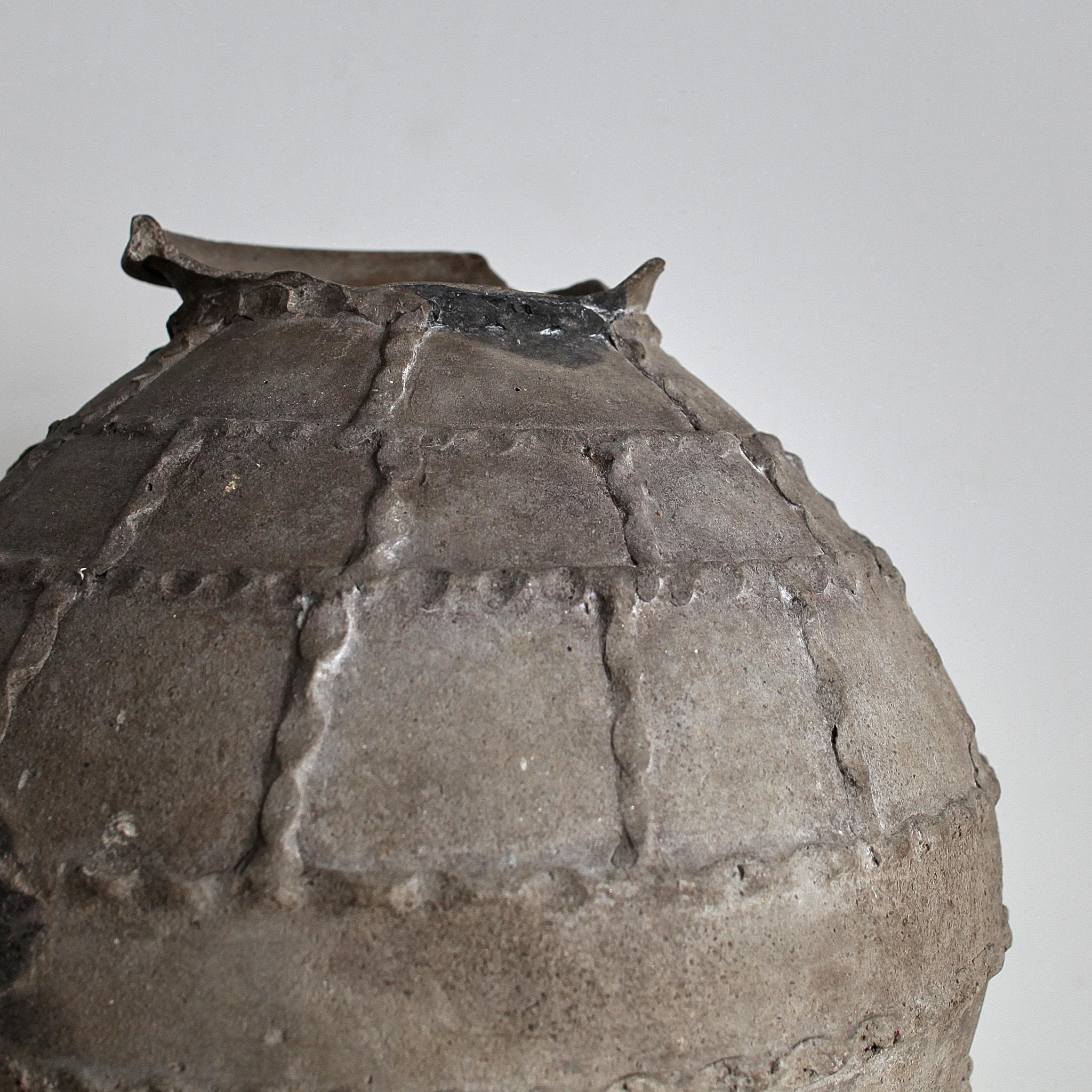 Vaso portoghese primitivo Wabi Sabi del 18° secolo in terracotta nera in vendita 4
