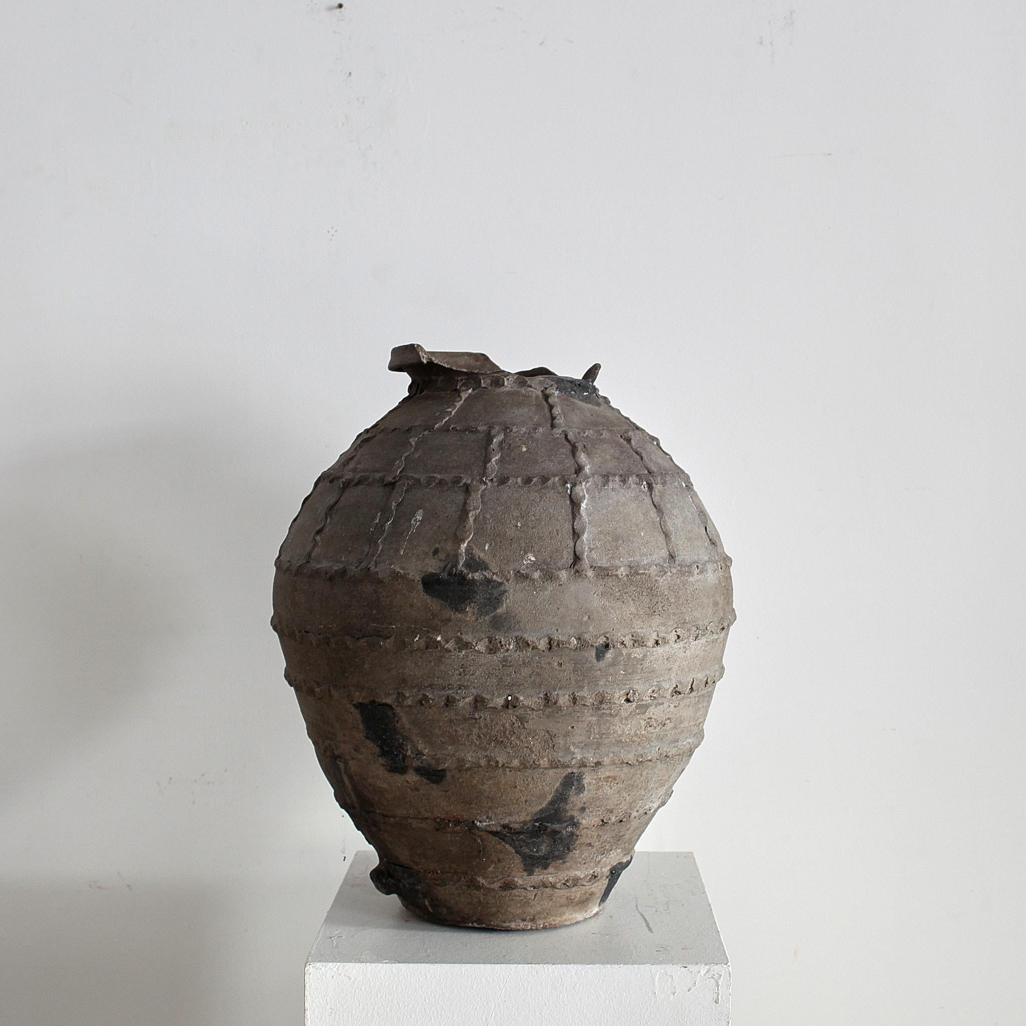 Un vaso di terracotta nera del XVIII secolo proveniente dal Portogallo settentrionale.

Originariamente veniva utilizzato per conservare l'olio o il vino. Fortemente patinato con struttura increspata.

Danni storici/scalfitture sul bordo.