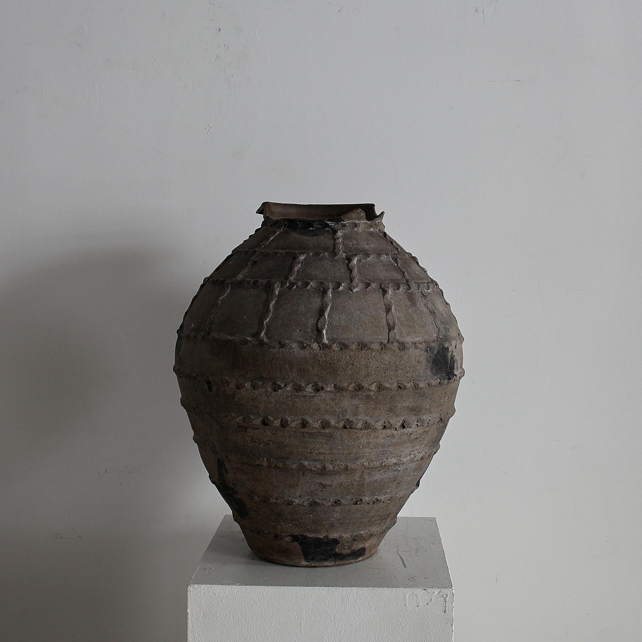 Vaso portoghese primitivo Wabi Sabi del 18° secolo in terracotta nera In condizioni buone in vendita a London, GB