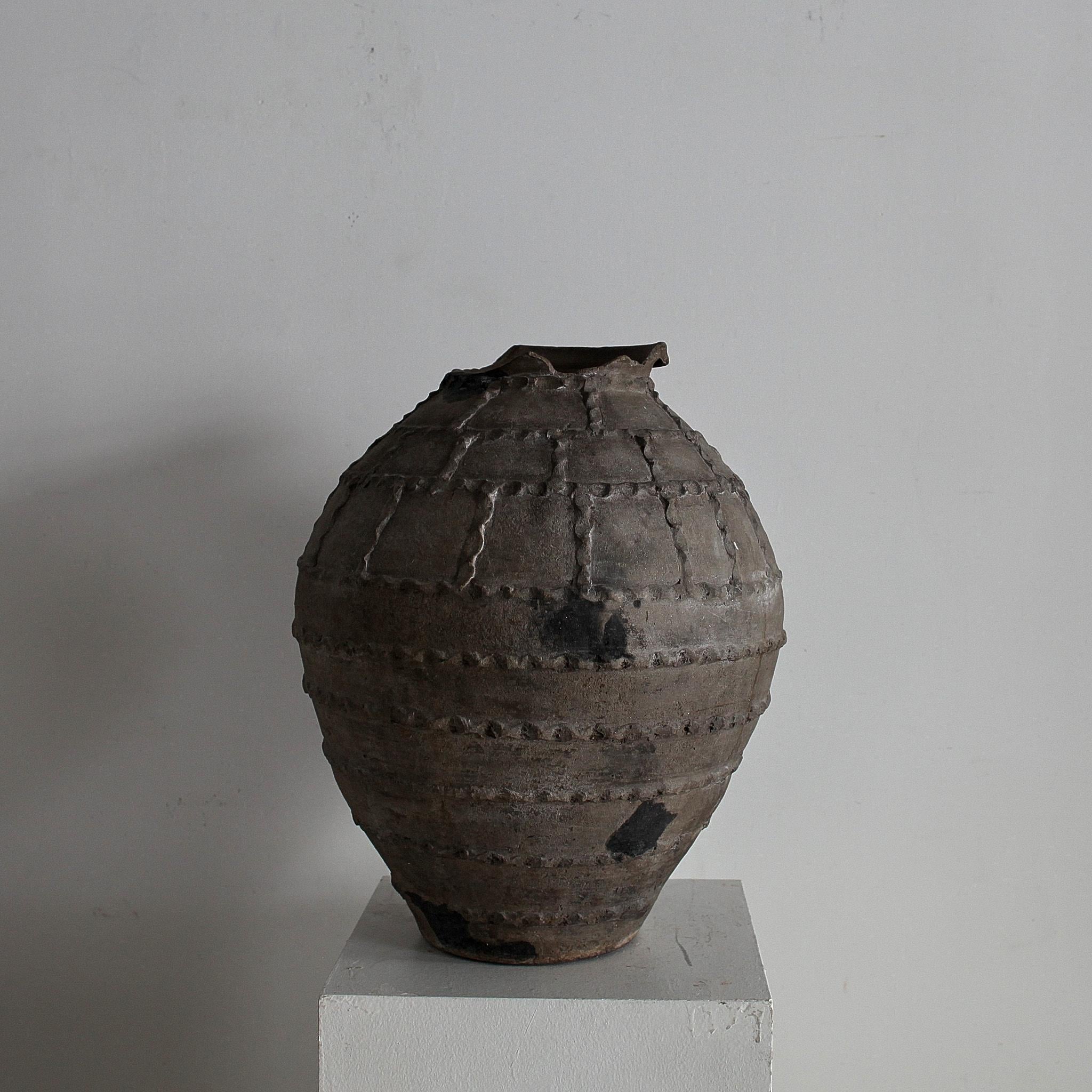 Fino al XVIII secolo Vaso portoghese primitivo Wabi Sabi del 18° secolo in terracotta nera in vendita