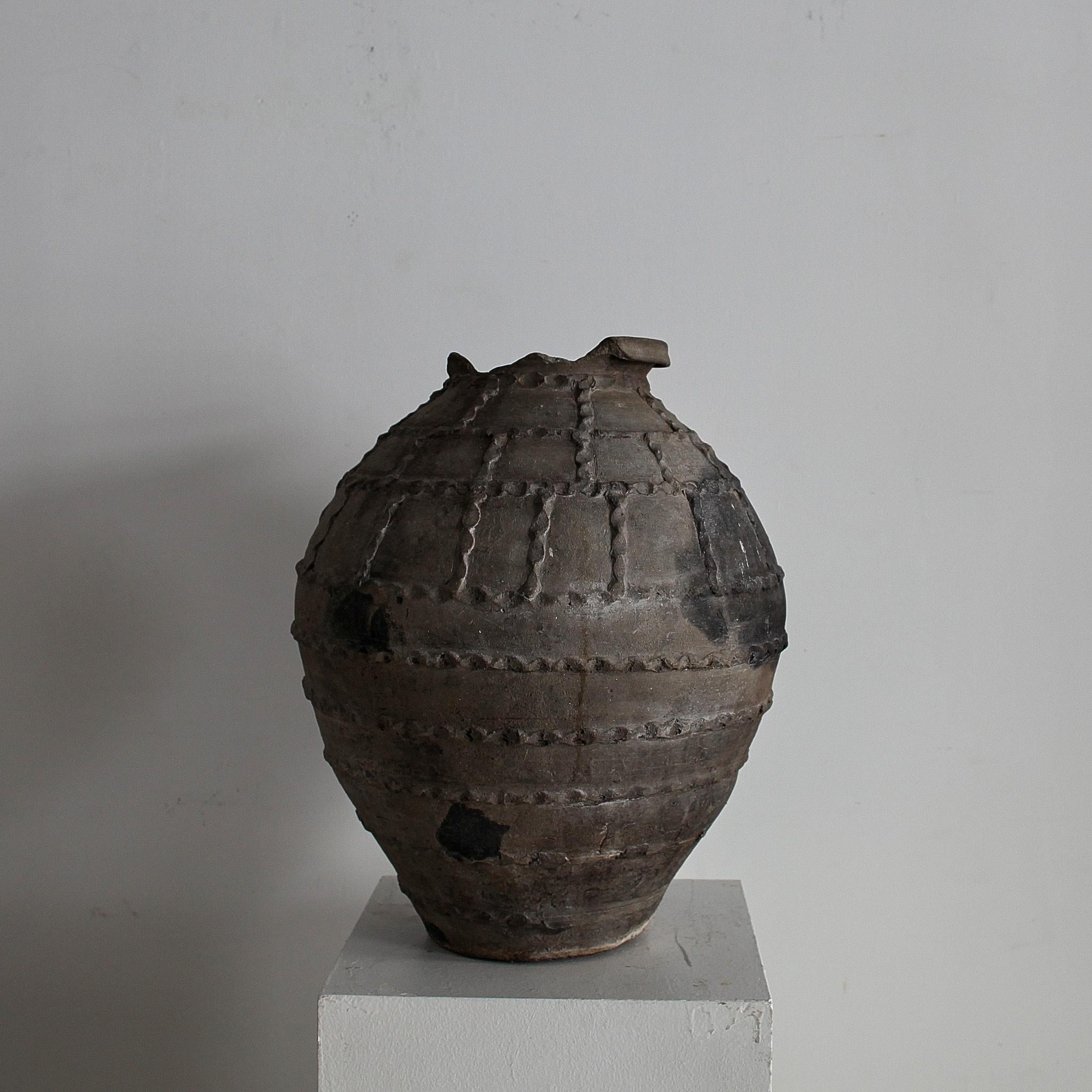Terracotta Vaso portoghese primitivo Wabi Sabi del 18° secolo in terracotta nera in vendita