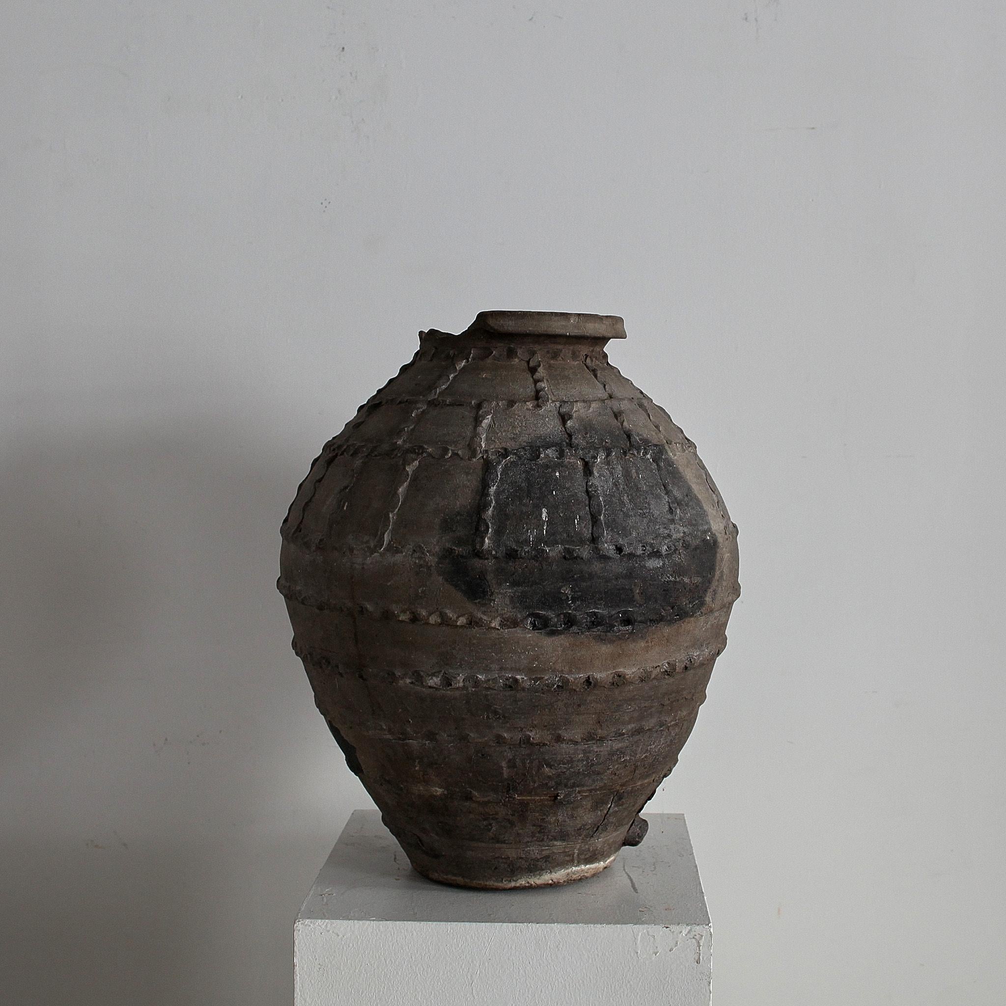 Vaso portoghese primitivo Wabi Sabi del 18° secolo in terracotta nera in vendita 2