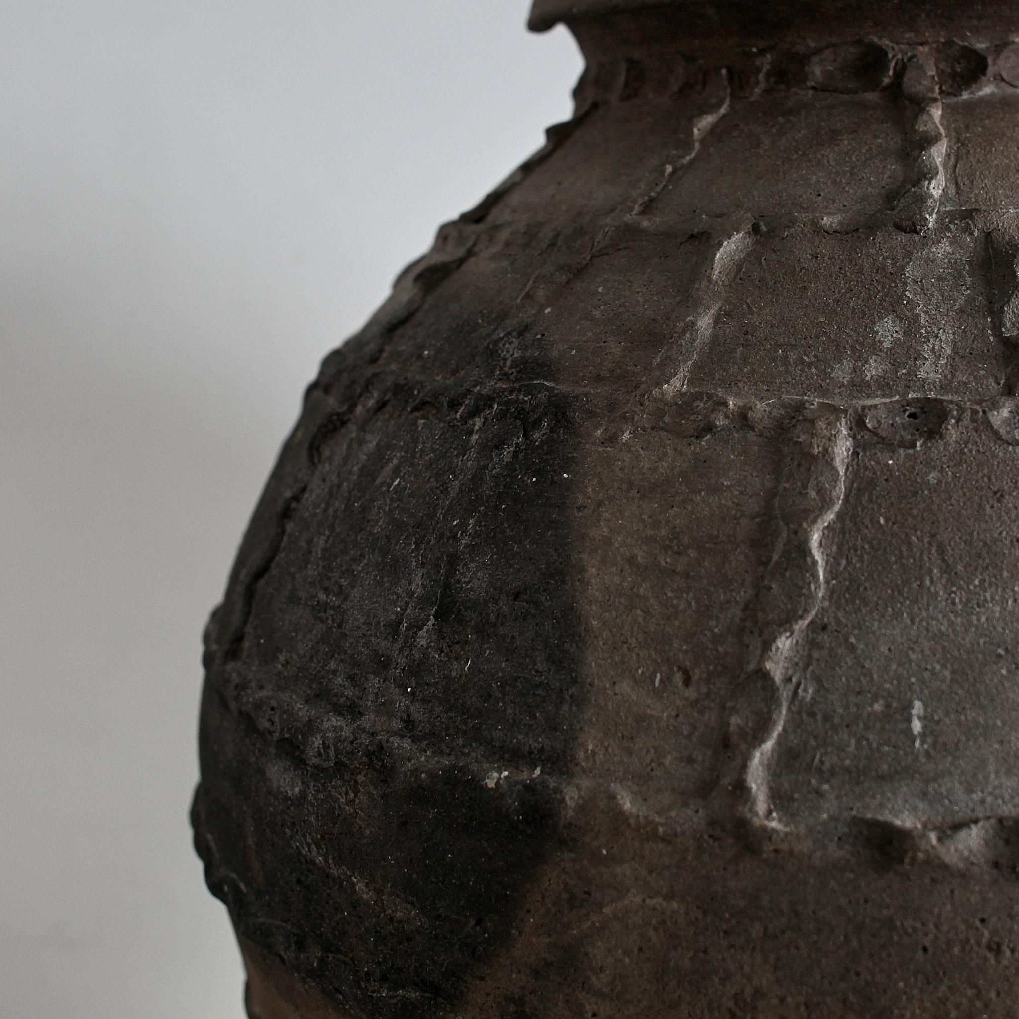 Vaso portoghese primitivo Wabi Sabi del 18° secolo in terracotta nera in vendita 3