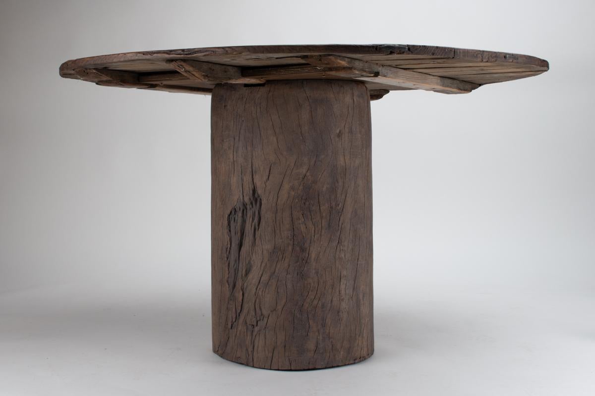 Mesa de comedor redonda belga primitiva wabi-sabi con incrustaciones de hierro forjado, circa 1900 en venta 3