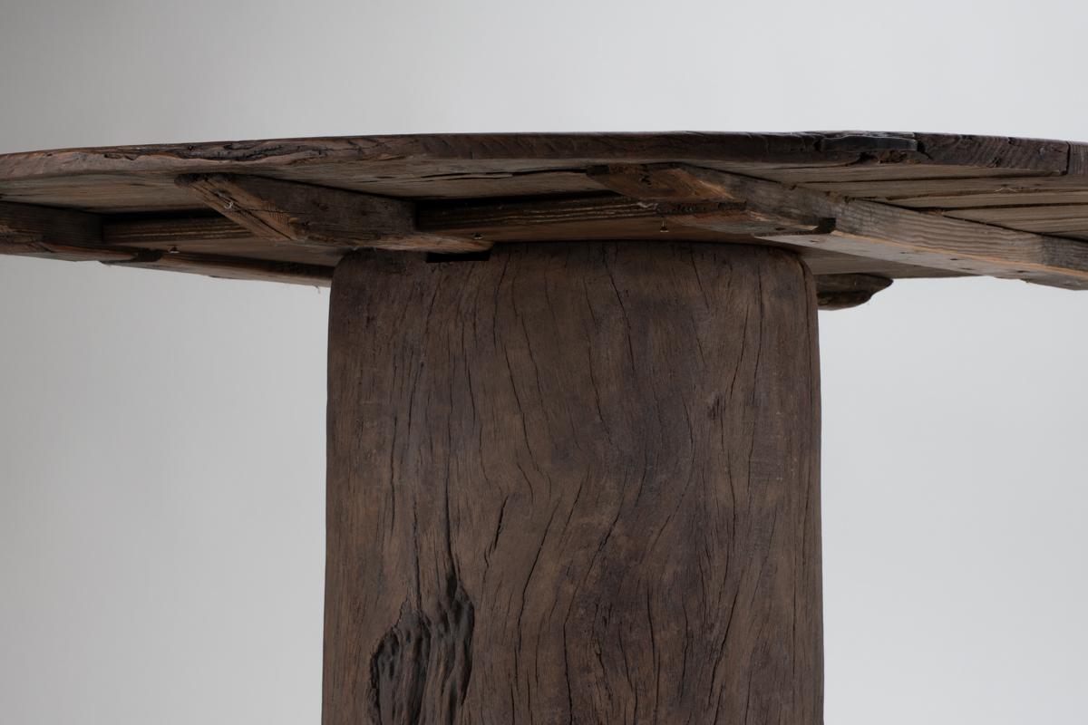 Mesa de comedor redonda belga primitiva wabi-sabi con incrustaciones de hierro forjado, circa 1900 en venta 4